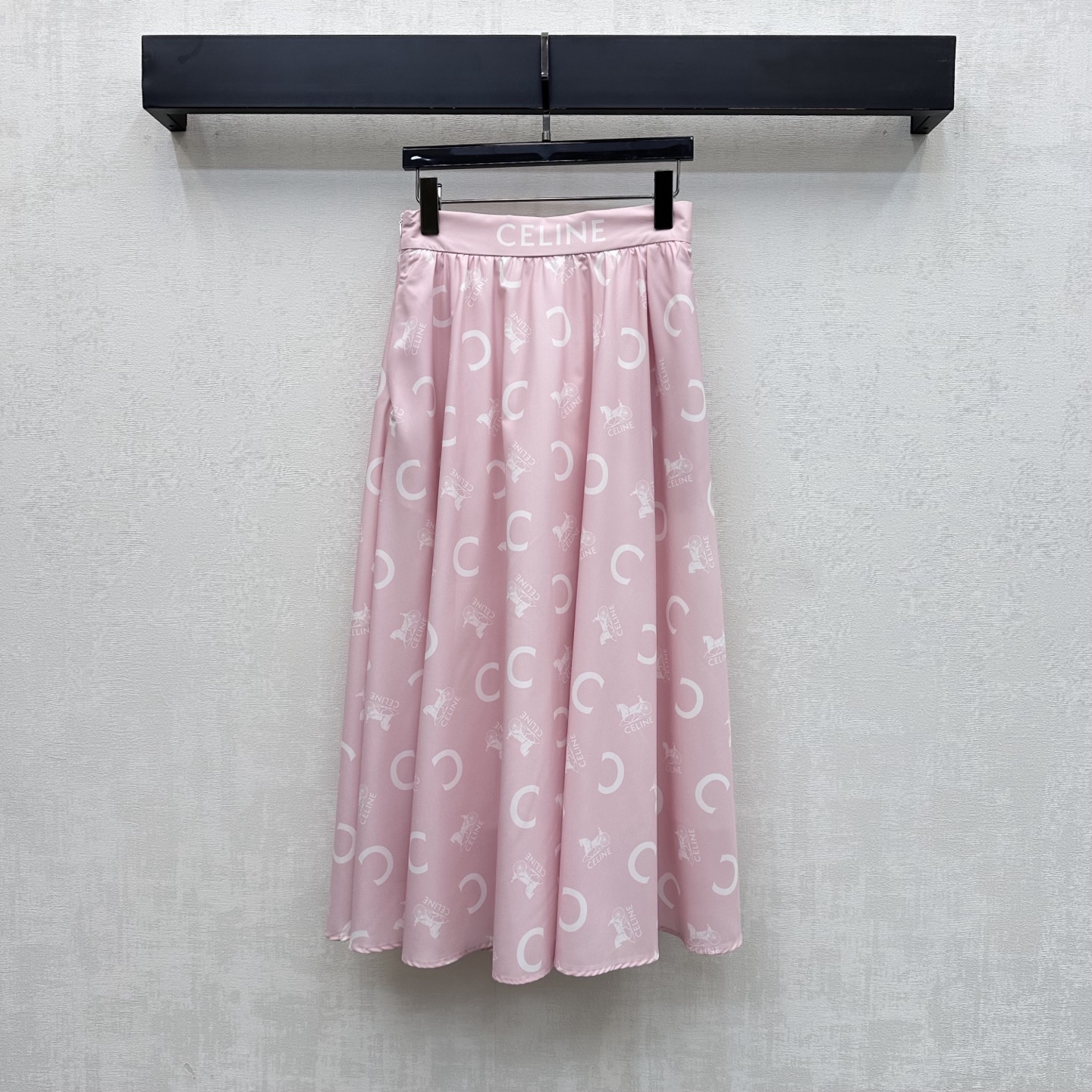 NO:802110,Celin*2026 new arrival letter printed skirt, custom made of YB imported twill material, vertical and comfortable, with Arc de Triomphe letters and pony logo pattern elements printed all over the body, combined with a slightly A-shaped pleated umbrella-shaped hem design, to add layering to the look. The contrasting waistband is decorated with iconic letter print patterns to highlight the brand tone.  High version 2 colors,,celine,skirts,19860909Celin*2026新品上架字母印花半裙定制YB进口斜纹绸材质 垂顺舒适 通体满印凯旋门字母小马徽标图案元素 配合微A字压褶伞状大摆设计 增添造型层次感 拼接撞色腰头点缀标志性字母印花图案装饰 彰显品牌调性 上身充满慵懒风情气息 呼应炎炎夏日的清爽度假气息 面辅料开发 高腰半身裙剪裁 通勤度假轻松驾驭穿搭  高版本2色,,celine,skirts,,Women's clothing
