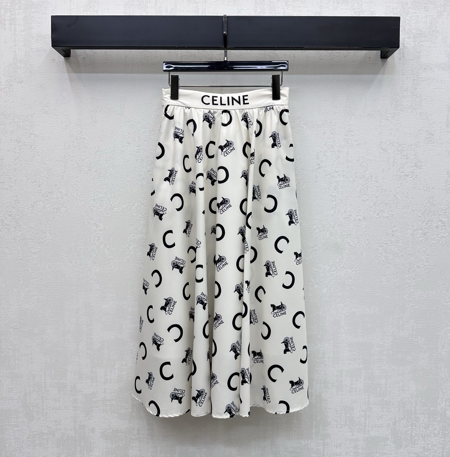 NO:802116,Celin*2026 new arrival letter printed skirt, custom made of YB imported twill material, vertical and comfortable, with Arc de Triomphe letters and pony logo pattern elements printed all over the body, combined with a slightly A-shaped pleated umbrella-shaped hem design, to add layering to the look. The contrasting waistband is decorated with iconic letter print patterns to highlight the brand tone.  High version 2 colors,,celine,skirts,19860909Celin*2026新品上架字母印花半裙定制YB进口斜纹绸材质 垂顺舒适 通体满印凯旋门字母小马徽标图案元素 配合微A字压褶伞状大摆设计 增添造型层次感 拼接撞色腰头点缀标志性字母印花图案装饰 彰显品牌调性 上身充满慵懒风情气息 呼应炎炎夏日的清爽度假气息 面辅料开发 高腰半身裙剪裁 通勤度假轻松驾驭穿搭  高版本2色,,celine,skirts,,Women's clothing