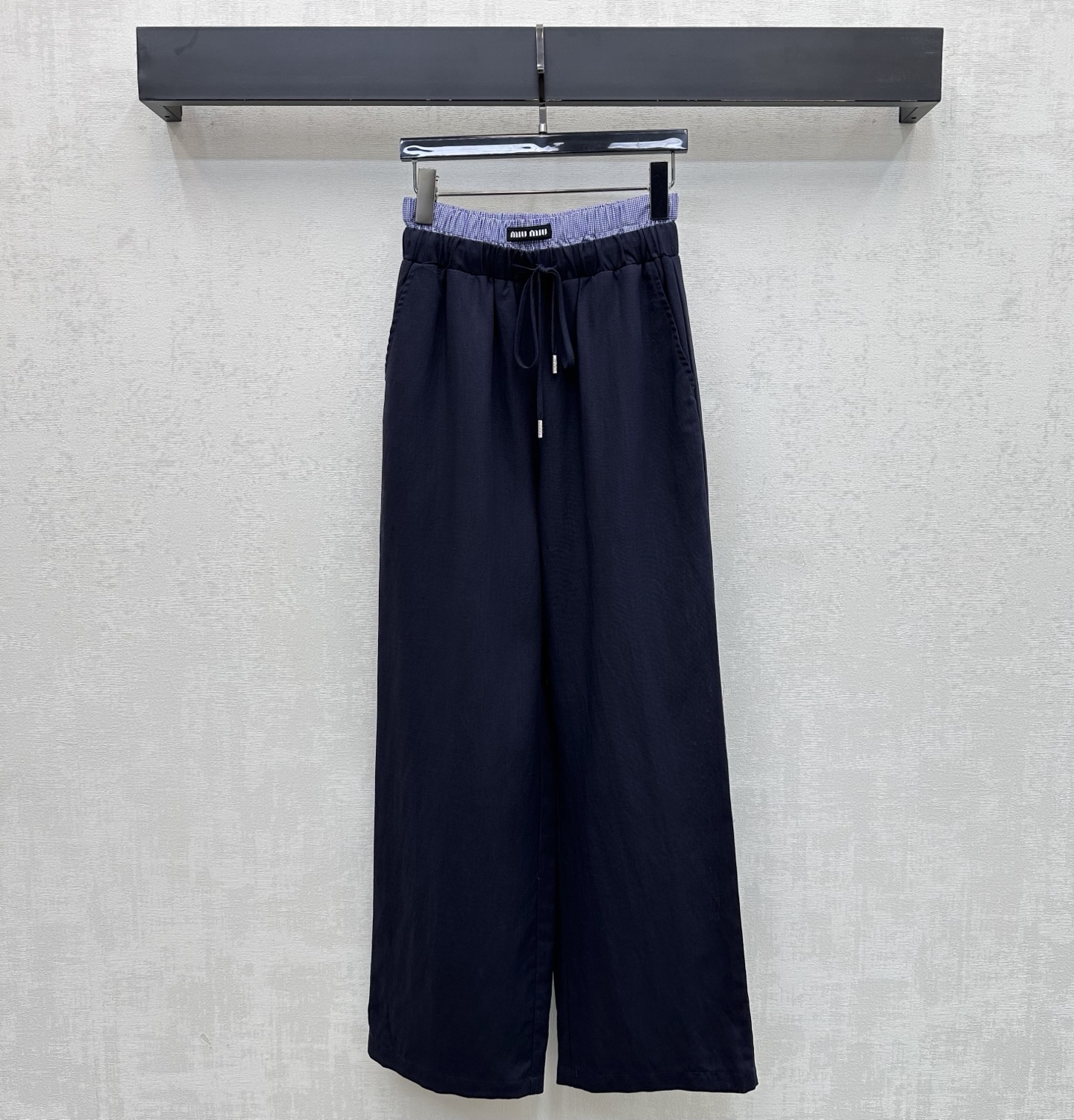 NO:802100,Miumi*2026 new arrivals plaid splicing straight trousers made of imported YB linen. Breathable, comfortable and stylish. The plaid splicing is used to form a color collision design to add layering to the look. It is decorated with the iconic letter logo in the center to highlight the brand's tone. The wide-leg version shows a sense of relaxation. The development of surface accessories. Drawstring straight trousers cut. Casual matching and fashionable style. High version 2 colors,,miumiu,19860909Miumi*2026新品上架格纹拼接直筒长裤定制YB进口亚麻材质 透气舒适有型 沿用格纹拼接形成颜色碰撞设计 增添造型层次感 配合居中点缀标志性字母徽标装饰 彰显品牌调性 阔腿版型尽显松弛感 面辅料开发 抽绳直筒长裤剪裁 随意搭配穿搭时髦洋气 高版本2色,,miumiu,,Women's clothing