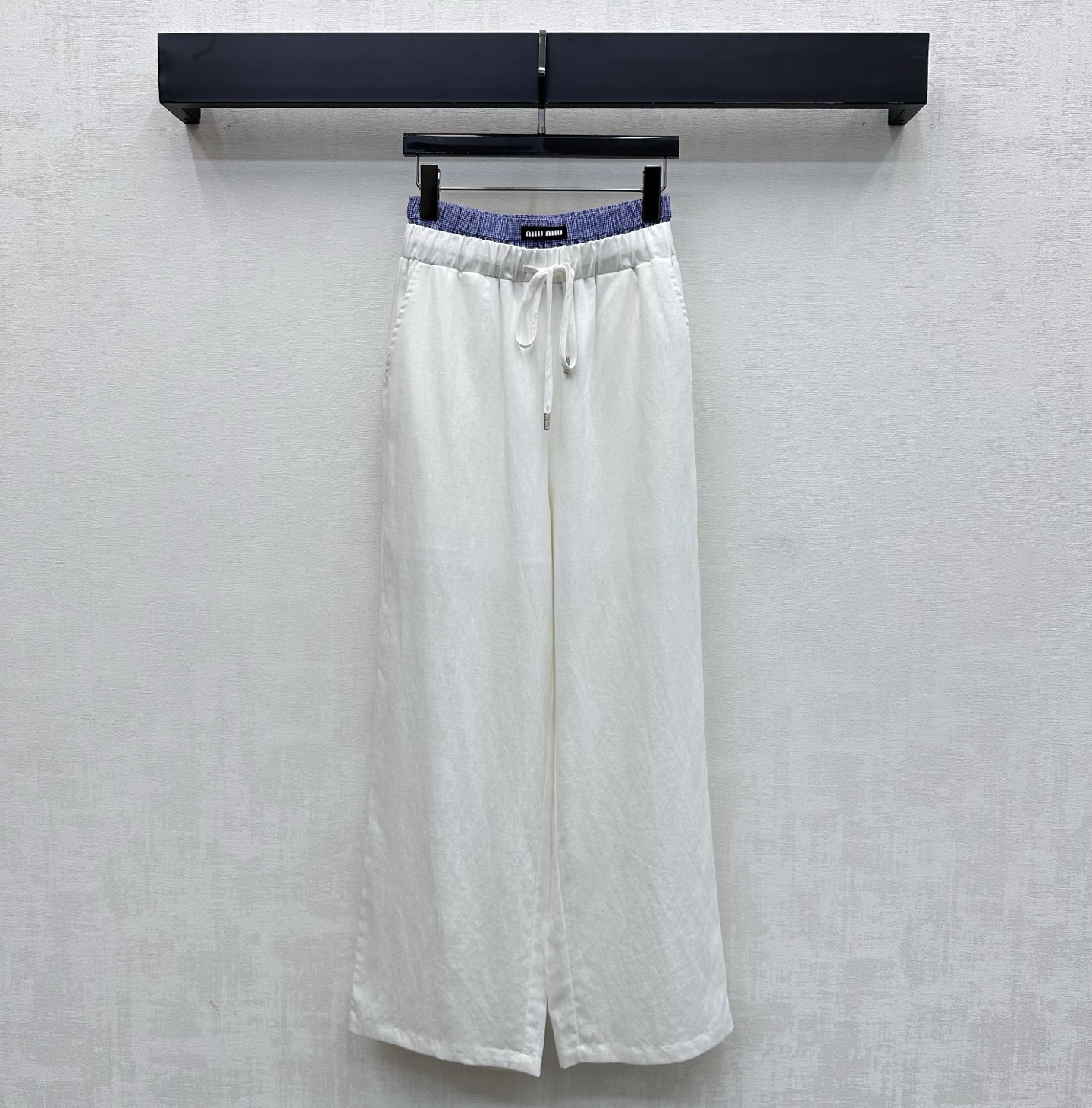 NO:802104,Miumi*2026 new arrivals plaid splicing straight trousers made of imported YB linen. Breathable, comfortable and stylish. The plaid splicing is used to form a color collision design to add layering to the look. It is decorated with the iconic letter logo in the center to highlight the brand's tone. The wide-leg version shows a sense of relaxation. The development of surface accessories. Drawstring straight trousers cut. Casual matching and fashionable style. High version 2 colors,,miumiu,19860909Miumi*2026新品上架格纹拼接直筒长裤定制YB进口亚麻材质 透气舒适有型 沿用格纹拼接形成颜色碰撞设计 增添造型层次感 配合居中点缀标志性字母徽标装饰 彰显品牌调性 阔腿版型尽显松弛感 面辅料开发 抽绳直筒长裤剪裁 随意搭配穿搭时髦洋气 高版本2色,,miumiu,,Women's clothing