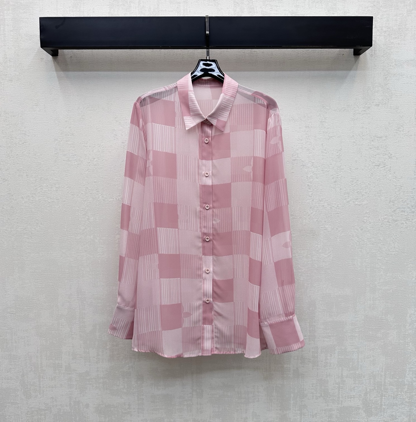 NO:802128,Louis Vuitto*2026 new arrival printed tulle shirt customized with YB imported sheer material Breathable, comfortable and skin-friendly Presenting retro fashion style All-over logo printed checkered stripe contrasting pattern Embellished with the iconic four-leaf clover logo to highlight the brand tone Decorated with a placket button adjustment design to add layering to the look Development of surface accessories Lapel long-sleeved shirt tailoring Casual combination with skirts and trousers for daily commuting High-end fashion High version 2 colors, Louis Vuitto  vuitton,skirts,shirts,19860909Louis Vuitto*2026新品上架印花薄纱衬衣定制YB进口透纱材质 透气舒适亲肤 呈现复古时髦风情 通体满铺标志印花格纹条纹撞色图案 配合标志性四叶草徽标点缀 彰显品牌调性 饰以开襟纽扣调节设计 增添造型层次感 面辅料开发 翻领长袖衬衫剪裁 日常通勤随意搭配裙裤装穿搭高级时髦  高版本2色,,louis vuitton,skirts,shirts,,Women's clothing