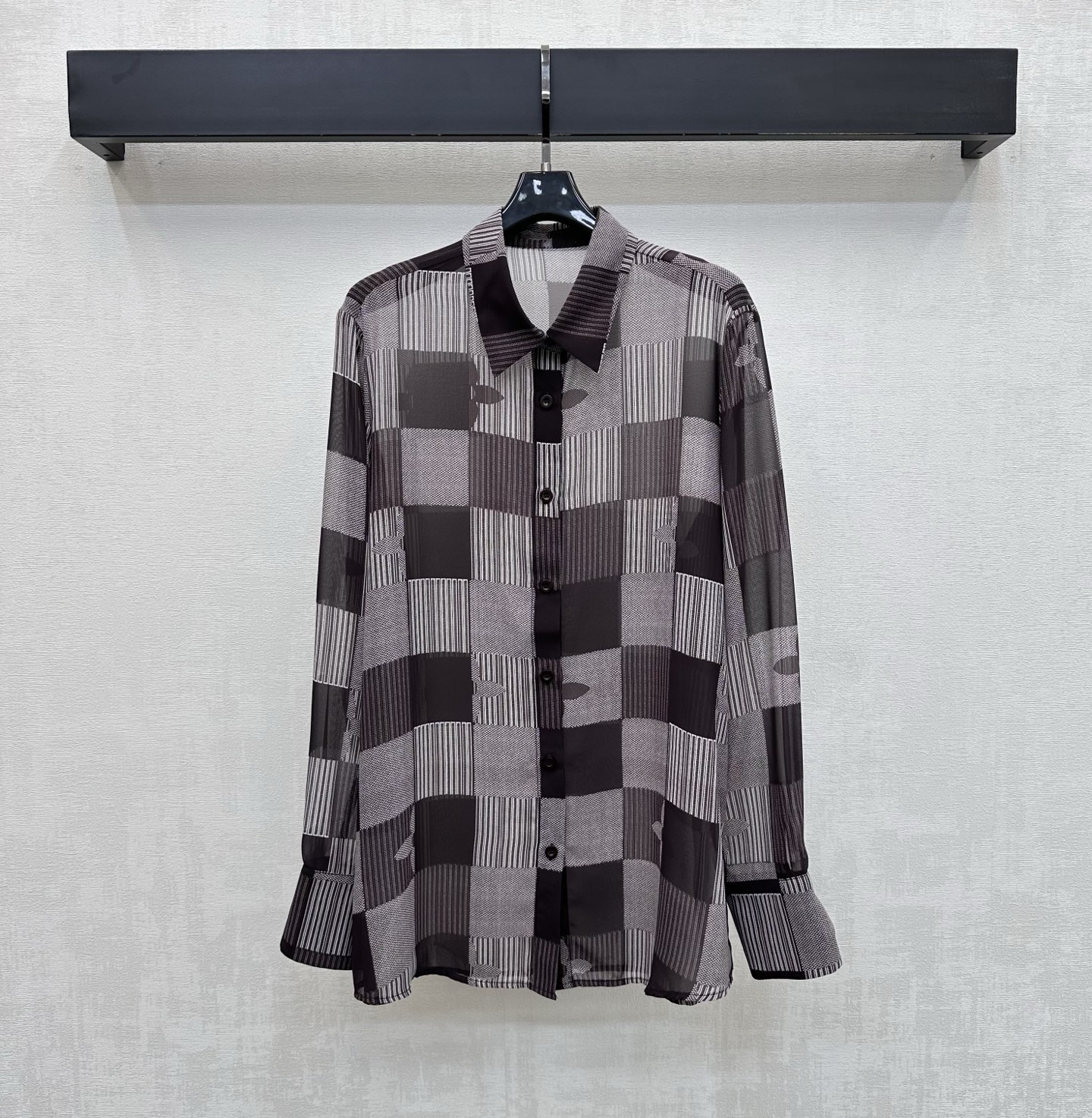 NO:802122,Louis Vuitto*2026 new arrival printed tulle shirt customized with YB imported sheer material Breathable, comfortable and skin-friendly Presenting retro fashion style All-over logo printed checkered stripe contrasting pattern Embellished with the iconic four-leaf clover logo to highlight the brand tone Decorated with a placket button adjustment design to add layering to the look Development of surface accessories Lapel long-sleeved shirt tailoring Casual combination with skirts and trousers for daily commuting High-end fashion High version 2 colors, Louis Vuitto  vuitton,skirts,shirts,19860909Louis Vuitto*2026新品上架印花薄纱衬衣定制YB进口透纱材质 透气舒适亲肤 呈现复古时髦风情 通体满铺标志印花格纹条纹撞色图案 配合标志性四叶草徽标点缀 彰显品牌调性 饰以开襟纽扣调节设计 增添造型层次感 面辅料开发 翻领长袖衬衫剪裁 日常通勤随意搭配裙裤装穿搭高级时髦  高版本2色,,louis vuitton,skirts,shirts,,Women's clothing