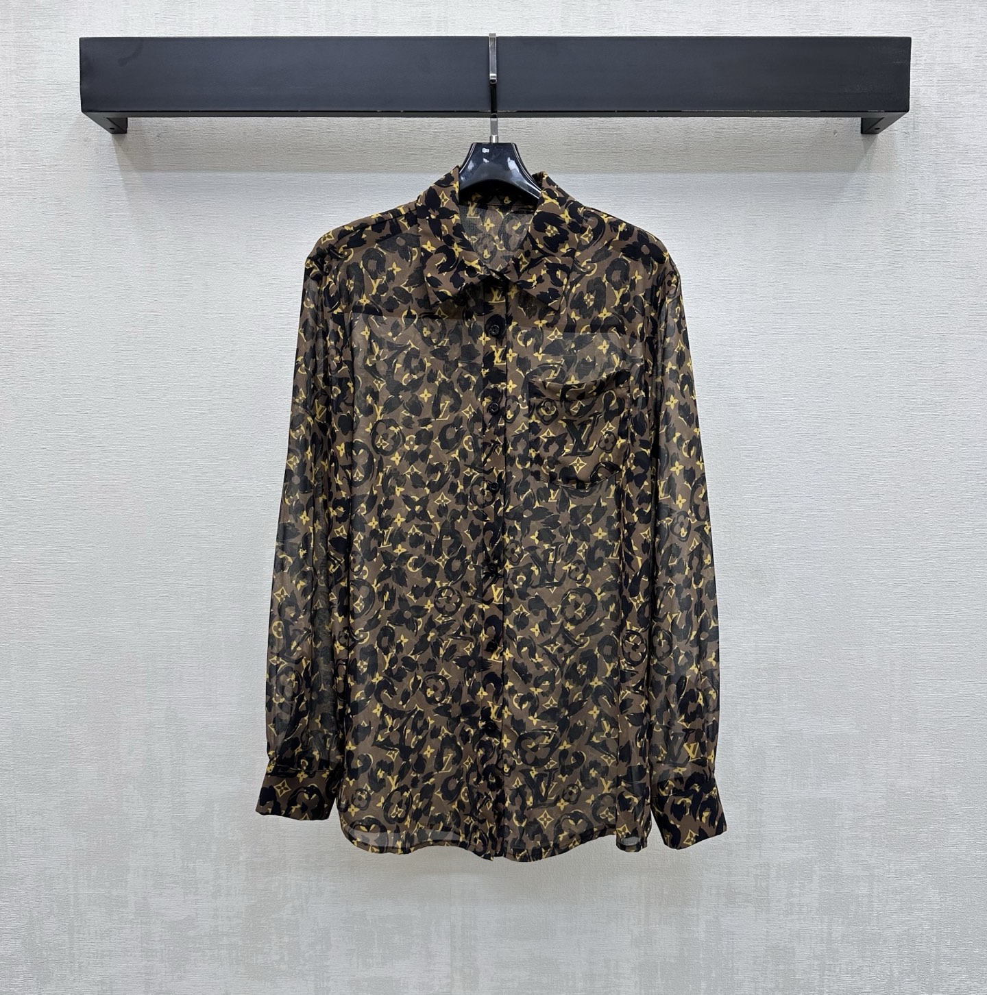 NO:802146,Louis Vuitto*2026 new arrivals printed tulle shirt customized with YB imported sheer material Breathable, comfortable and skin-friendly Presenting retro fashion style All-over logo printed four-leaf clover letter graffiti pattern highlights the brand tone Decorated with placket button adjustment design and single side pocket decoration on the chest to add layering to the look Surface accessories development Lapel long-sleeved shirt tailoring Can be paired with the same series of skirts and trousers High fashion for daily commuting High version, Louis Vuitto  vuitton,skirts,shirts,19860909Louis Vuitto*2026新品上架印花薄纱衬衣定制YB进口透纱材质 透气舒适亲肤 呈现复古时髦风情 通体满铺标志印花四叶草字母涂鸦图案 彰显品牌调性 饰以开襟纽扣调节设计配合胸前单侧口袋装饰 增添造型层次感 面辅料开发 翻领长袖衬衫剪裁 可搭配同系列裙裤装 日常通勤穿搭高级时髦  高版本,,louis vuitton,skirts,shirts,,Women's clothing