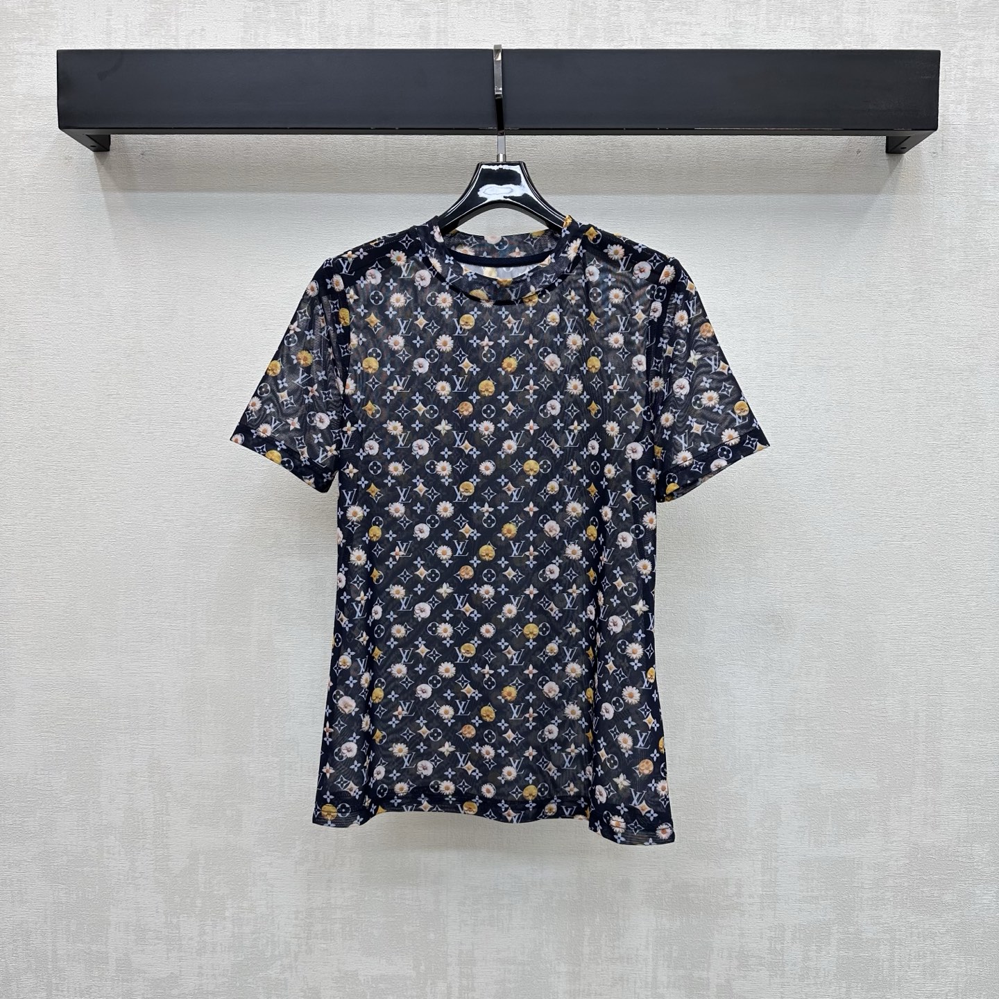 NO:802140,Louis Vuitto*2026 new products are on the shelves. Printed tulle custom YB imported sheer material. Breathable, comfortable and skin-friendly, showing a retro fashion style. All-over logo printing, four-leaf clover letters, chrysanthemum printing pattern, highlighting the brand tone. Conventional fit cutting design adds layering to the look. Development of surface accessories. Round neck short-sleeved T-shirt tailoring. Casually matched with skirts and trousers. Wear alone and layered, high-end fashion. High version 2 colors, Louis Vuitto*2026 new products.  vuitton,skirts,T-shirt,tees,t-shirt,19860909Louis Vuitto*2026新品上架印花薄纱定制YB进口透纱材质 透气舒适亲肤 呈现复古时髦风情 通体满铺标志印花四叶草字母菊花印花图案 彰显品牌调性 常规合身版型裁剪设计 增添造型层次感 面辅料开发 圆领短袖 T恤剪裁 随意搭配裙裤装 单穿叠穿高级时髦  高版本2色,,louis vuitton,skirts,T-shirt,tees，t-shirt,,Women's clothing