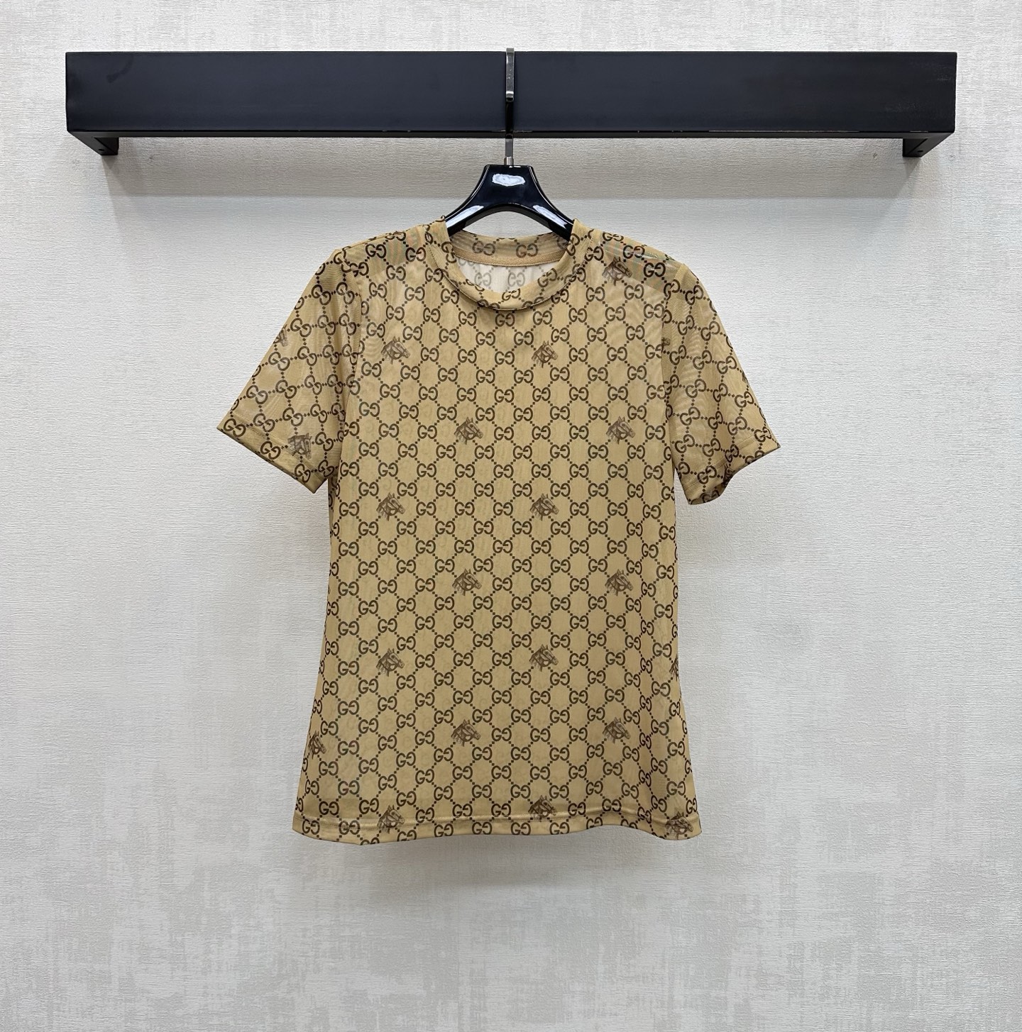 NO:802832,Gucc*2026 new products are on the shelves. Printed tulle custom YB imported sheer material. Breathable, comfortable and skin-friendly. Presents a retro and fashionable style. Double G letter printing pattern all over the body to highlight the brand tone. Conventional fit cutting design adds layering to the look. Development of surface accessories. Round neck short-sleeved T-shirt tailoring. Casually matched with skirts and trousers. Wear alone and layered. High-end fashion. High version, gucci, skirts, T-shirt, tees, t-shirt,19860909Gucc*2026新品上架印花薄纱定制YB进口透纱材质 透气舒适亲肤 呈现复古时髦风情 通体满铺双G字母印花图案 彰显品牌调性 常规合身版型裁剪设计 增添造型层次感 面辅料开发 圆领短袖T恤剪裁 随意搭配裙裤装 单穿叠穿高级时髦 高版本,,gucci,skirts,T-shirt,tees，t-shirt,,Women's clothing