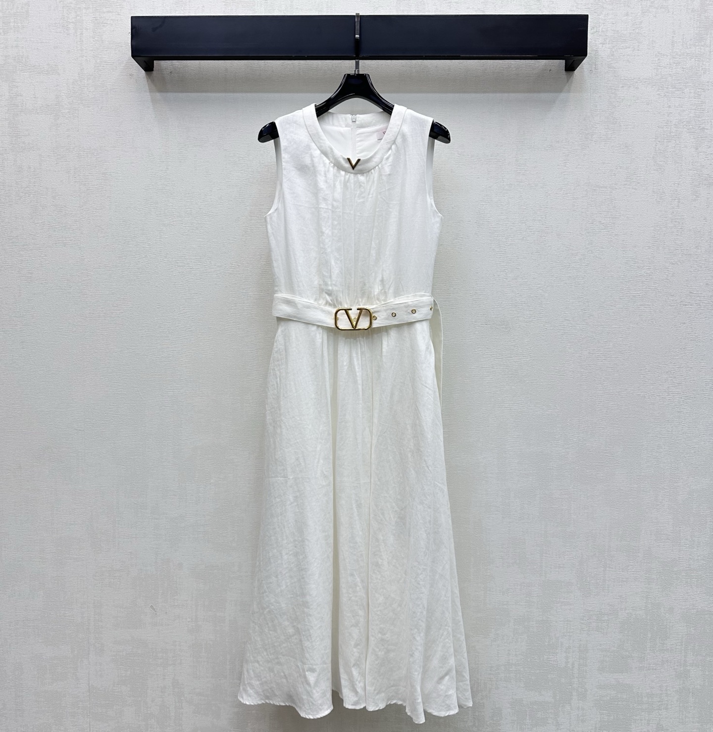NO:802099,Vanlen*2026 New Arrival Linen Belt Vest Dress Customized YB Imported Linen Material Breathable, Comfortable and Skin-Friendly The Plain Color of Ready-made Clothes Uses Tailoring and Details to Improve Sophistication It is easy to put on and take off with the back zipper adjustment design to add layering to the look Metallic V specimen cloth perforated waist belt outlines a graceful figure Echoing the neckline design to highlight the brand tone Development of surface accessories Round neck sleeveless dress tailoring Fashionable and practical all-match dress for all seasons Simple and stylish upper body  High version,,skirts,19860909Vanlen*2026新品上架亚麻腰带背心裙定制YB进口亚麻材质 透气舒适亲肤 成衣素色利用裁剪和细节提升精致度 配合后背拉链调节设计方便穿脱 增添造型层次感 金属V标本布穿孔腰带收腰处理勾勒曼妙身形 呼应领口设计 彰显品牌调性 面辅料开发 圆领无袖连衣裙剪裁 时尚与实用兼备的四季百搭连衣裙 上身简约洋气  高版本,,skirts,,Women's clothing