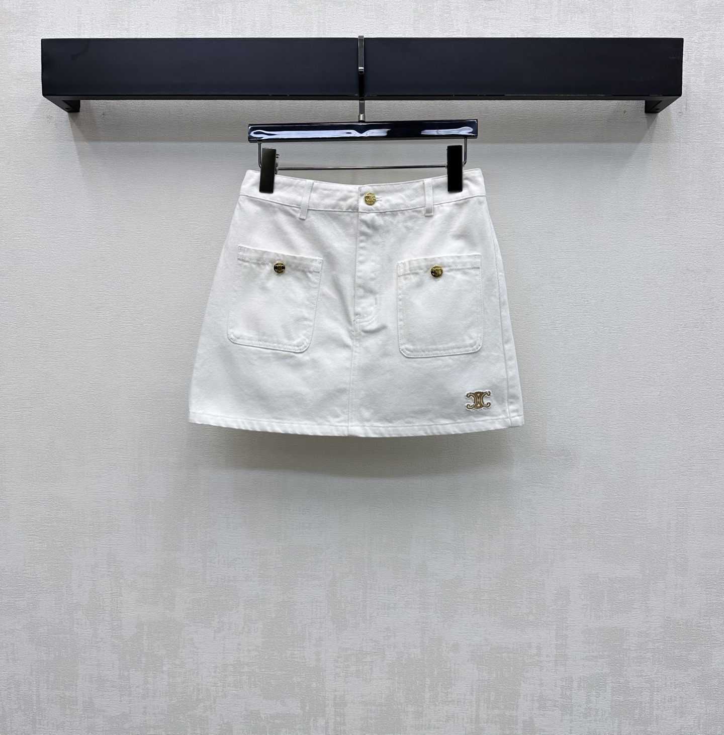NO:802074,Celin*2026 new product embroidered logo denim skirt customized YB imported twill cotton denim material multiple washes crisp and stylish Symmetrical pockets embellished with engraved Arc de Triomphe metal buttons to add layering to the look The skirt is embellished with the iconic Arc de Triomphe embroidered logo Echoing the hip pocket detail design to highlight the brand tone Development of fabric accessories High-waisted buttoned skirt cut The upper body has a fashionable temperament The first choice for showing legs in summer Wearing it is the essence of your legs  High version,,celine,skirts,19860909Celin*2026新品上架绣花徽标牛仔半裙定制YB进口斜纹全棉牛仔材质 多重水洗 挺括有型 对称口袋点缀刻印凯旋门金属纽扣装饰 增添造型层次感 裙摆点缀标志性凯旋门刺绣徽标 呼应后臀口袋细节设计 彰显品牌调性 面辅料开发 高腰系扣短裙剪裁 上身时髦气质 夏日露腿首选 穿上就是腿精本精  高版本,,celine,skirts,,Women's clothing