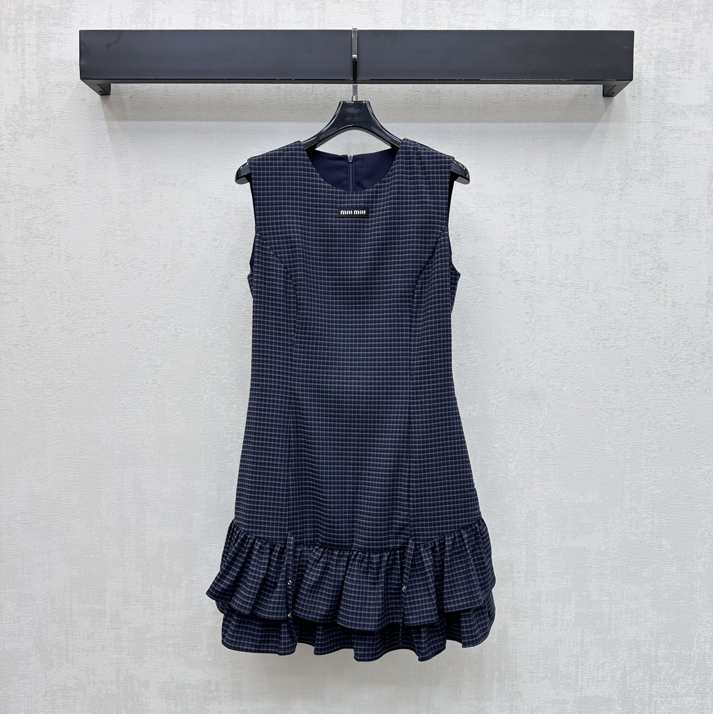 NO:802080,Miumi*2026 new arrivals plaid lace dress, custom made of YB imported cotton material, soft and comfortable, all-over color-matching blue plaid elements, combined with a double-layered ruffle lace skirt design, to add layering to the look, emblazoned with the iconic letter logo in the center of the chest, highlighting the brand's tone, presenting Miumi's exclusive and well-behaved college style, surface accessories development, round-neck vest skirt tailoring, commuting and dating wear to reduce age, high version,,miumiu,skirts,19860909Miumi*2026新品上架格纹花边连衣裙定制YB进口棉纶材质 柔软舒适 通体对色对格蓝色系格纹元素 配合双层荷叶花边裙摆设计 增添造型层次感 胸前居中点缀标志性字母徽标装饰 彰显品牌调性 呈现缪系专属乖巧学院风格 面辅料开发 圆领背心裙剪裁 通勤约会穿搭减龄青春 高版本,,miumiu,skirts,,Women's clothing