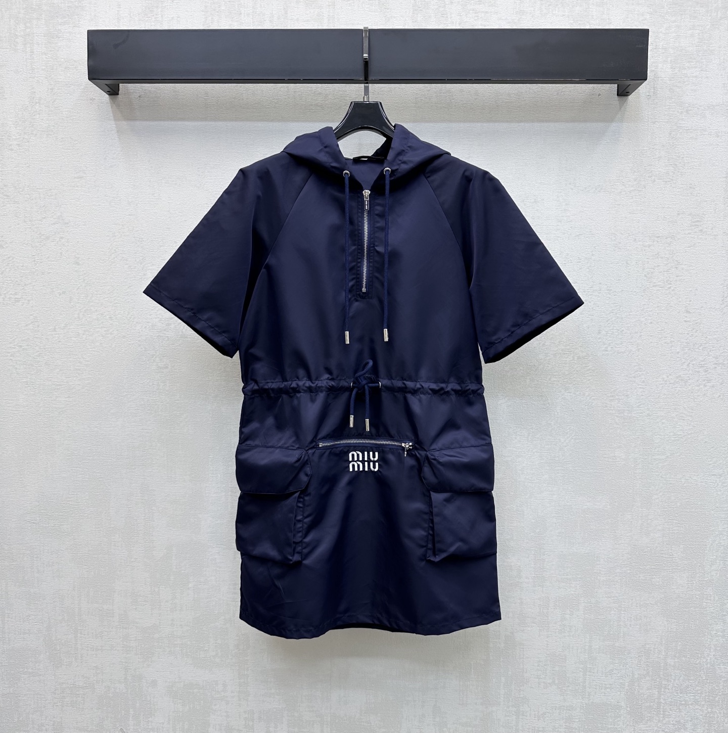 NO:802086,Miumi*2026 new products are on the shelves. Nylon hooded sweatshirt dress is made of YB imported eco-friendly recycled nylon material. It is glossy, comfortable and stylish. It is decorated with work pockets on both sides to create layers and adds a casual atmosphere to work wear. It is decorated with the iconic letter logo to highlight the brand tone. The printed letter details can highlight the personality and high-end sense. The half-open zipper adjustment and waist drawstring design are inclusive and slimming, making youthful vitality appear. The loose version modifies the waist shape and is more tolerant to the body. Development of surface accessories  Hooded short-sleeved sweatshirt skirt cut, complete set, trendy and fashionable, high version,,miumiu,hoodie,sweatshirts,skirts,T-shirt,hats,19860909Miumi*2026新品上架尼龙连帽卫衣裙定制YB进口环保再生尼龙材质 光泽舒适有型 饰以两侧工装口袋形成层次同时增加工装休闲气息 配合标志性字母徽标点缀之上装饰 彰显品牌调性 印刻字母细节更能突出个性高级感 半开襟拉链调节配合腰身抽绳设计包容显瘦 让青春活力立显 宽松版型修饰腰身体型对身材包容度更高 面辅料开发 连帽短袖卫衣裙剪裁 成套穿搭潮流时髦 高版本,,miumiu,hoodie,sweatshirts,skirts,T-shirt,hats,,Women's clothing