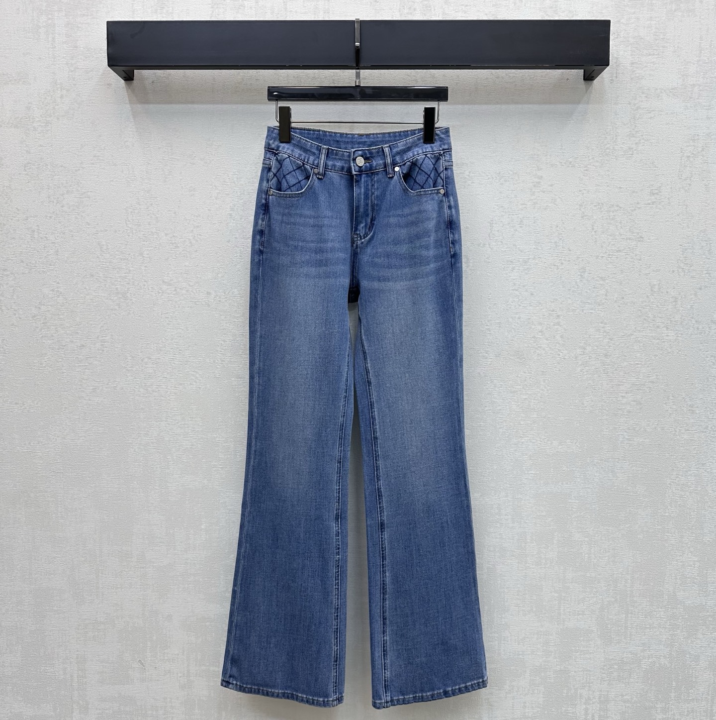 NO:802103,Chane*2026 new arrival embroidered denim boot-cut trousers customized YB imported twill cotton denim material Comfortable, soft, breathable and easy to wear Multi-enzyme washing process to create a retro fashion sense High-waisted symmetrical pockets with contoured seam cutting design to add layering to the look Create embroidered rhombus pattern and iconic double C letter embroidered logo Echo the engraved leather label decoration on the back waist low-key to highlight the brand tone Simple and advanced surface accessories development High-waisted buttoned boot-cut trousers  Casually match and wear high-end fashion, high version 2 colors 26-30,,chanel,19860909Chane*2026新品上架绣花牛仔微喇长裤定制YB进口斜纹全棉牛仔材质 舒适柔软 透气好穿 多重酵素水洗工艺处理 打造复古时尚感 高腰对称口袋配合轮廓压线裁剪设计 增添造型层次感 打造刺绣菱格纹路与标志性双C字母绣花徽标 呼应后腰刻印皮标装饰 低调彰显品牌调性 简约高级 面辅料开发 高腰系扣微喇长裤剪裁 随意搭配穿搭高级时髦  高版本2色26-30,,chanel,,Women's clothing