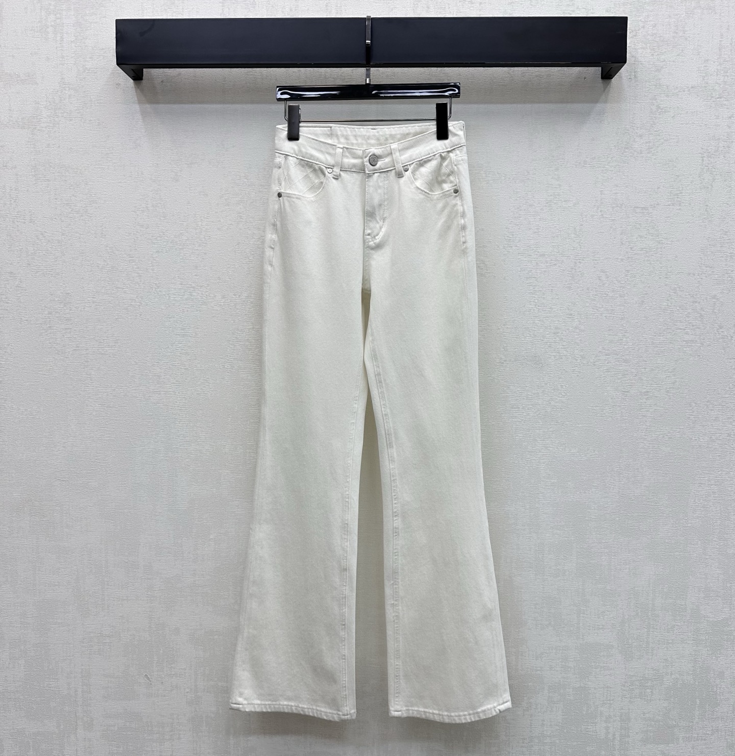 NO:802107,Chane*2026 new arrival embroidered denim boot-cut trousers customized YB imported twill cotton denim material Comfortable, soft, breathable and easy to wear Multi-enzyme washing process to create a retro fashion sense High-waisted symmetrical pockets with contoured seam cutting design to add layering to the look Create embroidered rhombus pattern and iconic double C letter embroidered logo Echo the engraved leather label decoration on the back waist low-key to highlight the brand tone Simple and advanced surface accessories development High-waisted buttoned boot-cut trousers  Casually match and wear high-end fashion, high version 2 colors 26-30,,chanel,19860909Chane*2026新品上架绣花牛仔微喇长裤定制YB进口斜纹全棉牛仔材质 舒适柔软 透气好穿 多重酵素水洗工艺处理 打造复古时尚感 高腰对称口袋配合轮廓压线裁剪设计 增添造型层次感 打造刺绣菱格纹路与标志性双C字母绣花徽标 呼应后腰刻印皮标装饰 低调彰显品牌调性 简约高级 面辅料开发 高腰系扣微喇长裤剪裁 随意搭配穿搭高级时髦  高版本2色26-30,,chanel,,Women's clothing