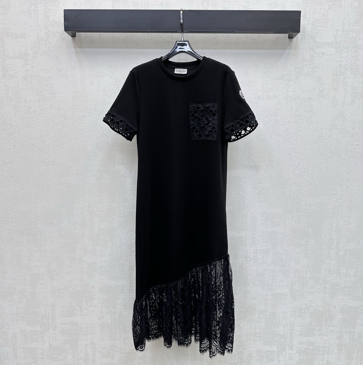 NO:802090,Moncle*2026 new products are on the shelves. Water-soluble lace splicing dress. Customized YB imported cotton material. Breathable, comfortable and stylish. The cuff pocket skirt is decorated with water-soluble lace splicing design to add layering to the look. The iconic badge logo decoration is embellished on one side to highlight the brand tone. Create a high-end simple style. Development of fabric accessories. Round neck short-sleeved dress and long skirt tailoring. Elegant and fashionable for commuting and dating. High version 2 colors, skirts, T-shirt,19860909Moncle*2026新品上架 水溶蕾丝拼接连衣裙 定制YB进口棉纶材质 透气舒适有型 袖口口袋裙摆饰以水溶蕾丝拼接设计 增添造型层次感 单侧点缀标志性徽章标识装饰 彰显品牌调性 打造高级简约风格 面辅料开发 圆领短袖连衣裙长裙剪裁 通勤约会穿搭优雅时髦   高版本2色,,skirts,T-shirt,,Women's clothing
