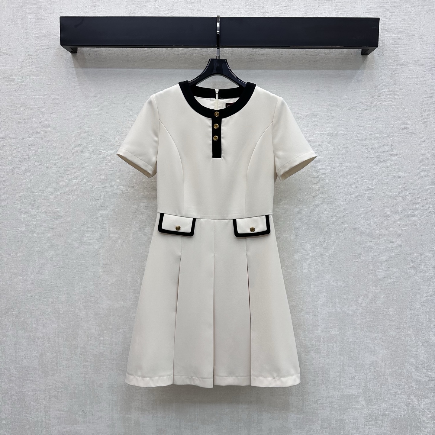 NO:802084,Gucc*2026 new arrivals Contrast color dress dress custom-made YB imported acetic acid material. Glossy and draped. Comfortable. The whole body is plain and uses tailoring and details to enhance sophistication. Contrast color splicing design is used on the edge of the collar and front pocket. It is matched with the pleated skirt cutting details to add layering to the look. Iconic engraved double G metal buttons are embellished and decorated to highlight the brand's tone. Round neck short-sleeved dress is cut for high-end and sophisticated commuting and dating wear.  High version,,gucci,skirts,T-shirt,19860909Gucc*2026新品上架撞色洋装连衣裙定制YB进口进口醋酸材质 光泽垂顺舒适 通体素色利用裁剪和细节提升精致度 领边前襟口袋边缘沿用撞色拼接设计 配合压褶裙摆裁剪细节处理 增添造型层次感 标志性刻印双G金属纽扣点缀装饰 彰显品牌调性 圆领短袖连衣裙剪裁 通勤约会穿搭高级精致 高版本,,gucci,skirts,T-shirt,,Women's clothing
