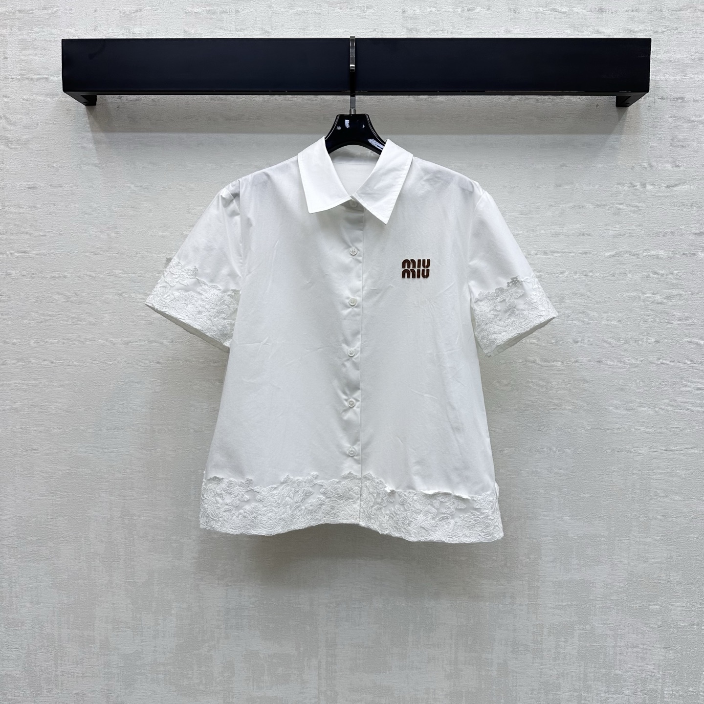 NO:802091,Miumi*2026 new arrivals lace short-sleeved shirt, customized YB imported twill cotton material, breathable and comfortable, full of texture, round button adjustment on the placket and lace splicing design on the cuffs and hem, adding layering to the look. Iconic leather label decoration on the chest highlights the brand tone. Development of fabric accessories. Lapel short-sleeved shirt tailoring. Casually matched with skirts and trousers for daily commuting, high-end fashion. High version 2 colors,,miumiu,skirts,T-shirt,19860909Miumi*2026新品上架蕾丝花边短袖衬衣定制YB进口斜纹全棉材质 透气舒适 质感十足 开襟圆扣调节配合袖口下摆蕾丝花边拼接设计 增添造型层次感 胸口点缀标志性字母皮标装饰 彰显品牌调性 面辅料开发 翻领短袖衬衣剪裁 日常通勤随意搭配裙裤装穿搭高级时髦 高版本2色,,miumiu,skirts,T-shirt,,Women's clothing