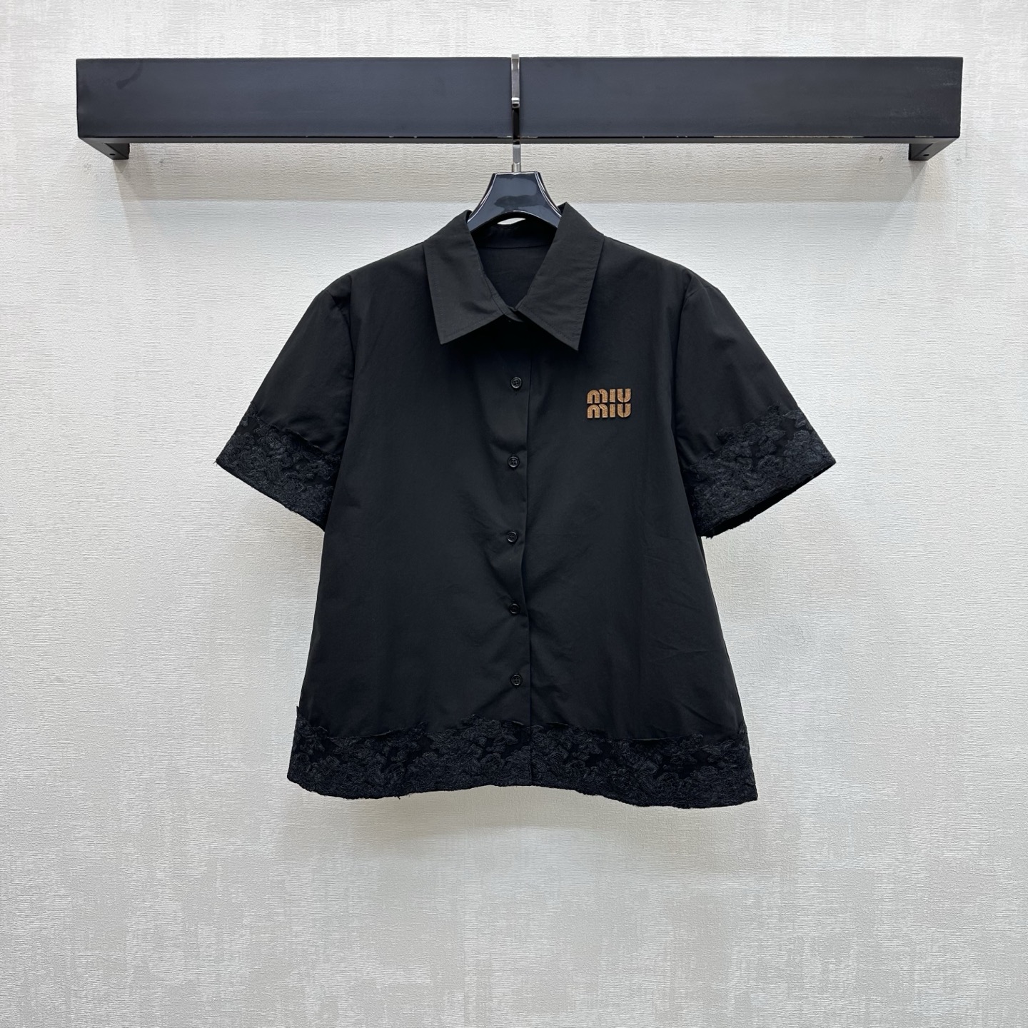 NO:802096,Miumi*2026 new arrivals lace short-sleeved shirt, customized YB imported twill cotton material, breathable and comfortable, full of texture, round button adjustment on the placket and lace splicing design on the cuffs and hem, adding layering to the look. Iconic leather label decoration on the chest highlights the brand tone. Development of fabric accessories. Lapel short-sleeved shirt tailoring. Casually matched with skirts and trousers for daily commuting, high-end fashion. High version 2 colors,,miumiu,skirts,T-shirt,19860909Miumi*2026新品上架蕾丝花边短袖衬衣定制YB进口斜纹全棉材质 透气舒适 质感十足 开襟圆扣调节配合袖口下摆蕾丝花边拼接设计 增添造型层次感 胸口点缀标志性字母皮标装饰 彰显品牌调性 面辅料开发 翻领短袖衬衣剪裁 日常通勤随意搭配裙裤装穿搭高级时髦 高版本2色,,miumiu,skirts,T-shirt,,Women's clothing
