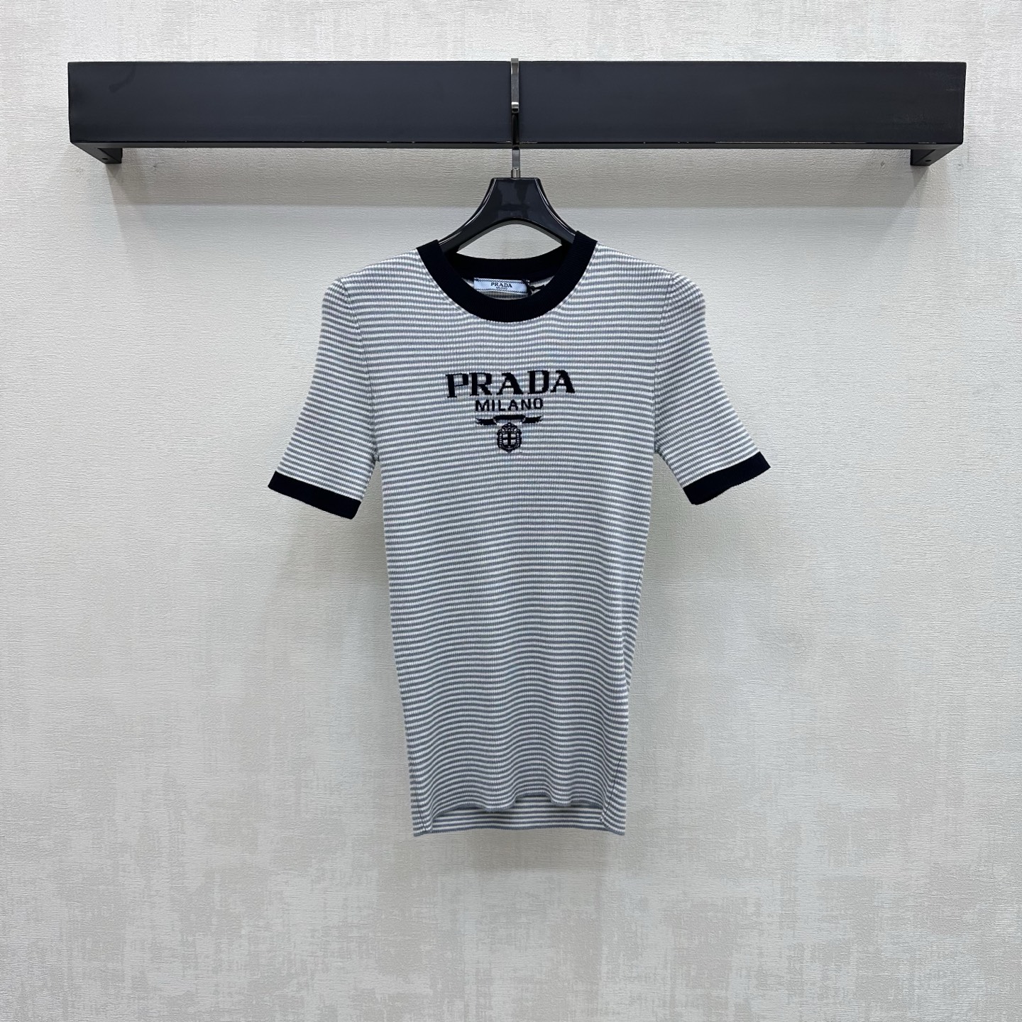 NO:802092,Prad*2026 new products are on the shelves. Letter striped short-sleeved knitted custom YB imported wool knitted material. Fixed color and dyeing to restore the appearance. Soft and skin-friendly, comfortable and stylish. The neckline is decorated with dark hemming to collide with the delicate striped texture of the body to add layering to the look. The iconic letter logo is embellished on the chest to highlight the brand tone. The retro style is strong. The slim fit highlights the figure. The development of surface accessories. The round-neck short-sleeved top is cut in a casual style. It can be worn casually to reduce age. It can be easily controlled for daily commuting and appointments.  High version,,prada,T-shirt,19860909Prad*2026新品上架字母条纹短袖针织定制YB进口羊毛针织材质 定色定染还原品相 柔软亲肤 舒适有型 领口饰以深色包边与大身细腻条纹肌理碰撞 增添造型层次感 胸前点缀标志性字母徽标装饰 彰显品牌调性 复古风格强烈 修身版型凸显身材 面辅料开发 圆领短袖上衣版型剪裁 随意搭配穿搭减龄青春 日常通勤约会都能轻松驾驭 高版本,,prada,T-shirt,,Women's clothing