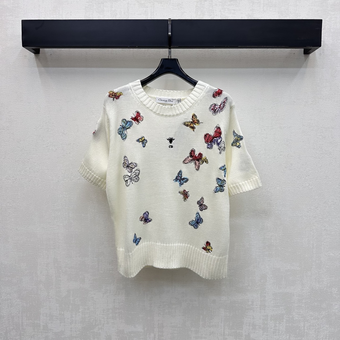 NO:802798,Dio*2026 new products are on the shelves. Heavy-duty embroidered short-sleeved knitted custom YB imported blended wool material. Soft and comfortable. High-end texture. Threaded hemming details are used on the collar, cuffs and hem to add layering to the look. The heavy-duty butterfly embroidery micro-label is used to echo the back logo. The iconic CD bee embellishment is embellished in the center of the chest to highlight the brand tone. Surface accessories development. Round neck short-sleeved top tailoring. Exquisite and delicate. Fashionable and casual for daily commuting. Full of artistic sense.  High version,,dior,T-shirt,19860909Dio*2026新品上架重工刺绣短袖针织定制YB进口混纺羊毛材质 柔软舒适 质感高级 领口袖口与衣摆沿用螺纹包边细节处理 增添造型层次感 沿用重工蝴蝶刺绣微标呼应后背标识 胸前居中点缀标志性CD蜜蜂点缀装饰 彰显品牌调性 面辅料开发 圆领短袖上衣剪裁 精致细腻 日常通勤时尚休闲 艺术感十足 高版本,,dior,T-shirt,,Women's clothing