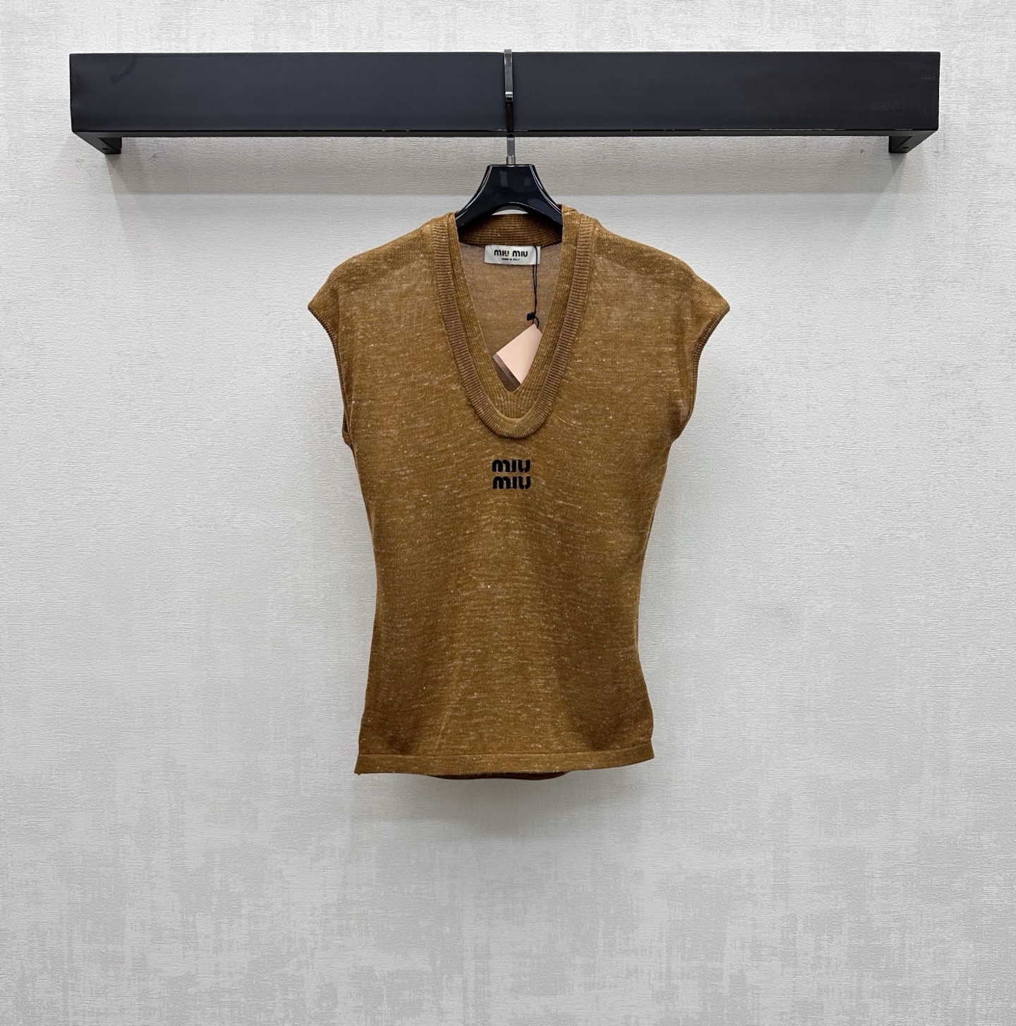 NO:802795,Miumi*2026 new product launch Logo knitted vest customized YB imported wool blend material. High-quality texture, comfortable and soft. The collar edge is processed with double-layer threaded hemming details to add layering to the look. The chest is embellished with iconic letter embroidery logo decoration to highlight the brand tone. The development of surface accessories V-neck sleeveless top tailoring. You can easily achieve the French lazy and exquisite style when wearing alone. High version,,miumiu,19860909Miumi*2026新品上架徽标针织背心定制YB进口羊毛混纺材质 质感上乘 舒适柔软 领边沿用双层螺纹包边细节处理 增添造型层次感 胸前点缀标志性字母刺绣徽标装饰 彰显品牌调性 面辅料开发 V领无袖上衣剪裁 单穿内搭皆可轻松拿捏法式慵懒的精致格调  高版本,,miumiu,,Women's clothing