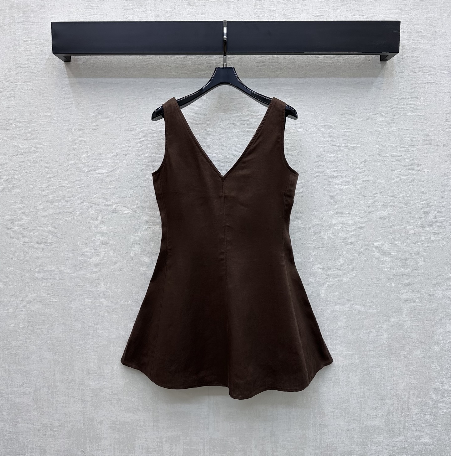NO:802827,BC*2026 new products are on the shelves. Waist sleeveless dress is made of imported YB linen. It is glossy, comfortable and stylish. The plain color of the garment uses tailoring and details to enhance sophistication. The back zipper adjustment design makes it easy to put on and take off. It adds layering to the look. The waist is tightened to outline a graceful figure. Highlight the brand tone. Development of fabric accessories. Cutting of pleated vest skirt. Fashionable and practical all-match dress for all seasons. Simple and stylish upper body. High version 2 colors, skirts,19860909BC*2026新品上架收腰无袖连衣裙定制YB进口亚麻材质 光泽舒适有型 成衣素色利用裁剪和细节提升精致度 配合后背拉链调节设计方便穿脱 增添造型层次感 腰间收腰处理勾勒曼妙身形 彰显品牌调性 面辅料开发 压褶背心裙剪裁 时尚与实用兼备的四季百搭连衣裙 上身简约洋气 高版本2色,,skirts,,Women's clothing