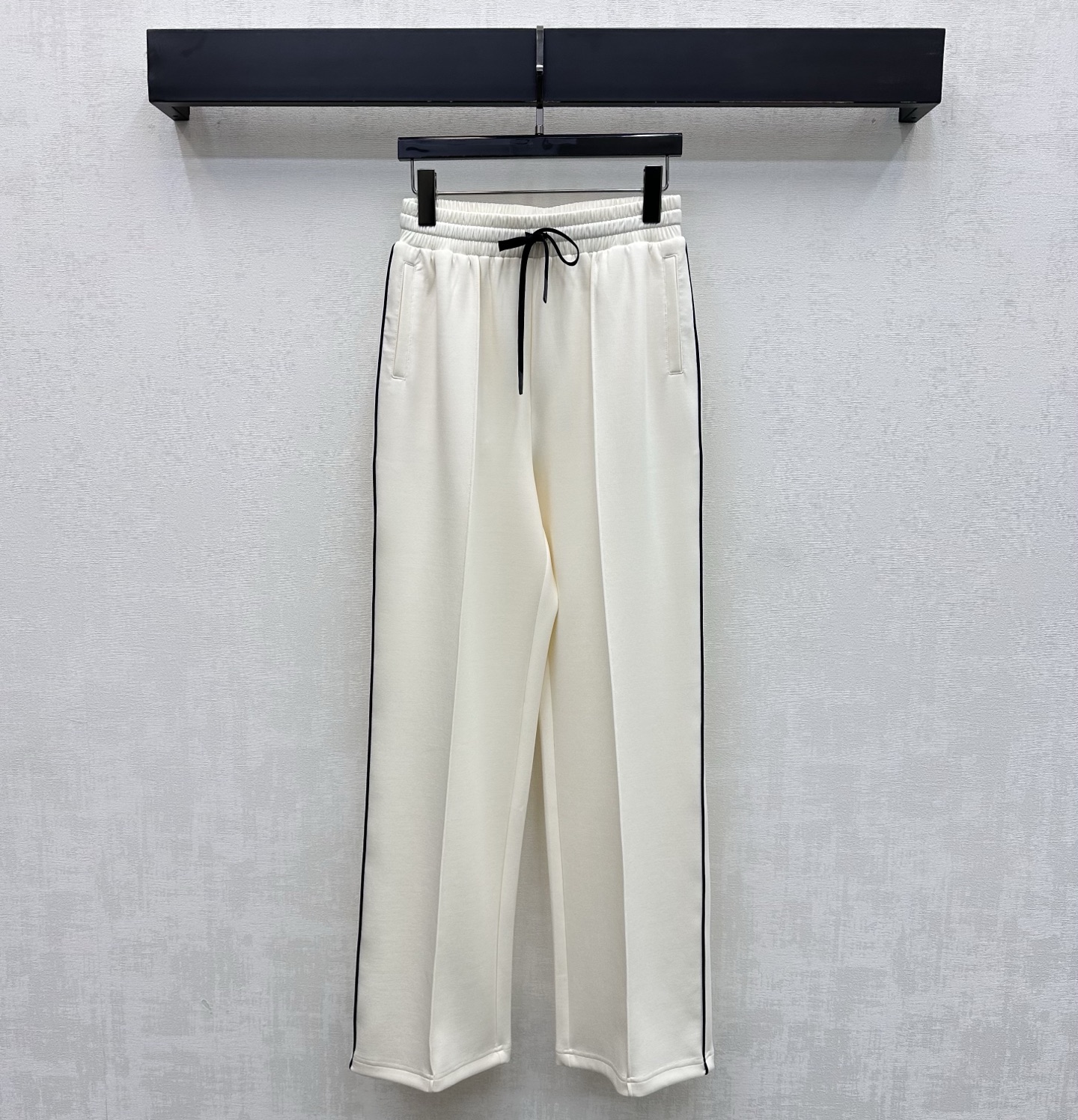 NO:806500,Miumi*2026 new arrival drawstring straight trousers are made of imported YB twill cotton. They are comfortable, breathable and drapey. They are designed with drawstring adjustment and are decorated with contrasting striped webbing shapes on the sides of the legs. Exquisite and eye-catching details add to the overall sense of layering. The back waist is embellished with iconic letters and embroidered logos to highlight the brand's tone. Development of surface accessories. High-waisted straight trousers are tailored to accommodate the body shape and make the outfit fashionable. A must-have item for all seasons.  High version 2 colors,,miumiu,19860909Miumi*2026新品上架抽绳直筒长裤定制YB进口斜纹棉材质 舒适透气 垂感十足 沿用抽绳调节设计 配合腿侧饰以撞色条纹织带造型 精致耐看细节 增添整体层次感 后腰侧点缀标志性字母刺绣徽标装饰 彰显品牌调性 面辅料开发 高腰直筒长裤版型剪裁 包容身材让穿搭时髦洋气 四季必备单品  高版本2色,,miumiu,,Women's clothing
