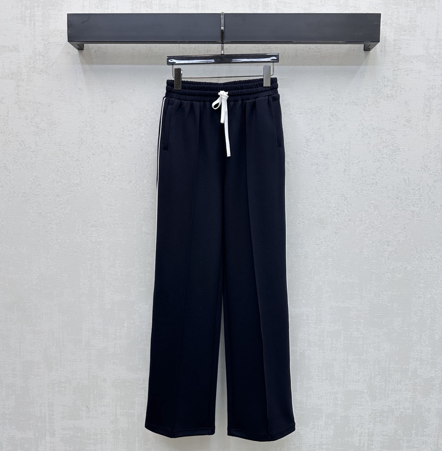 NO:806494,Miumi*2026 new arrival drawstring straight trousers are made of imported YB twill cotton. They are comfortable, breathable and drapey. They are designed with drawstring adjustment and are decorated with contrasting striped webbing shapes on the sides of the legs. Exquisite and eye-catching details add to the overall sense of layering. The back waist is embellished with iconic letters and embroidered logos to highlight the brand's tone. Development of surface accessories. High-waisted straight trousers are tailored to accommodate the body shape and make the outfit fashionable. A must-have item for all seasons.  High version 2 colors,,miumiu,19860909Miumi*2026新品上架抽绳直筒长裤定制YB进口斜纹棉材质 舒适透气 垂感十足 沿用抽绳调节设计 配合腿侧饰以撞色条纹织带造型 精致耐看细节 增添整体层次感 后腰侧点缀标志性字母刺绣徽标装饰 彰显品牌调性 面辅料开发 高腰直筒长裤版型剪裁 包容身材让穿搭时髦洋气 四季必备单品  高版本2色,,miumiu,,Women's clothing