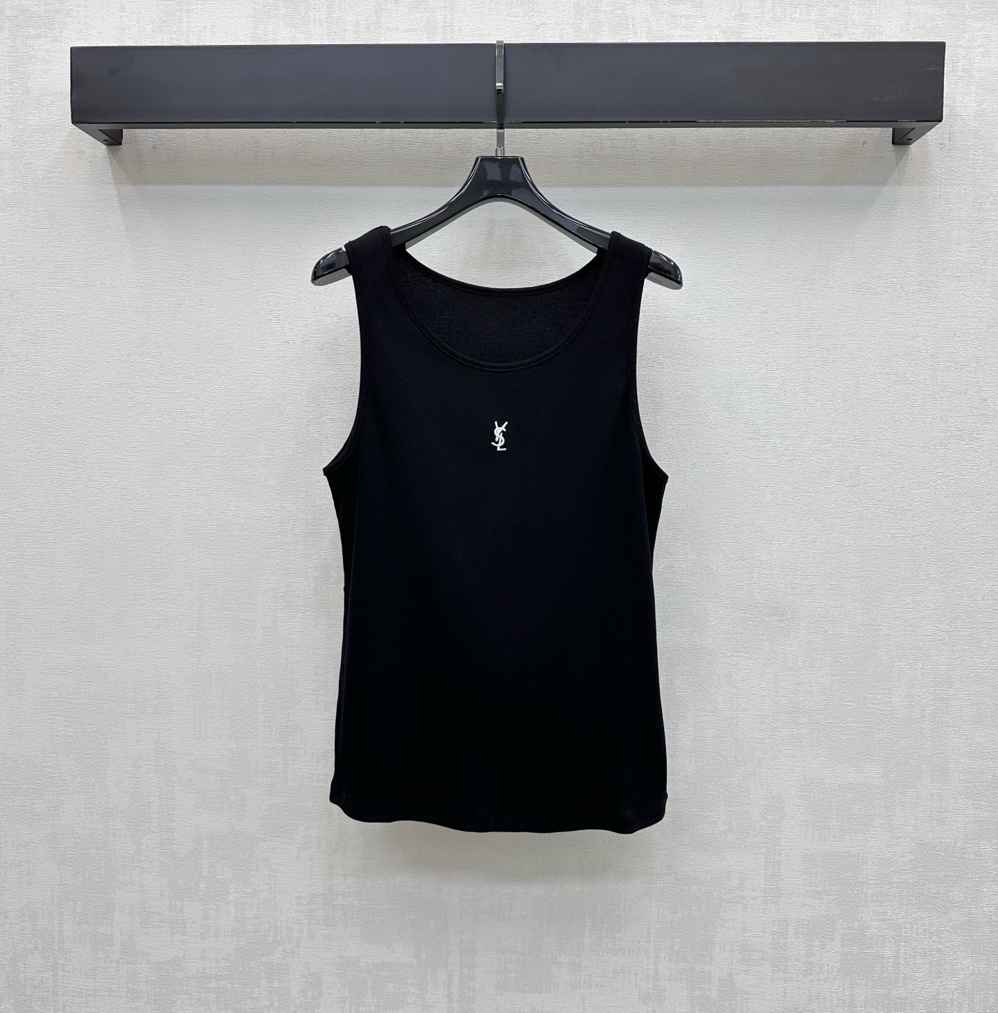 NO:802808,Ysl/Saint Laurent*2026 new arrivals letter embroidered vest customized YB imported twill cotton material Comfortable, stretchy and easy to wear Delicate vertical pit stripe texture design throughout the body Adds layering to the look The iconic letter embroidered logo decoration in the center of the chest Highlights the brand tone Highlights the sense of high-end dressing Let simple styles be worn with exquisite personality Surface and accessories development Regular round neck vest style tailoring Shows relaxed, luxurious and fashionable temperament The first choice for single wear and layering in all seasons  High version 3 colors,,saint laurent,saint laurent,19860909Ysl / Saint Laurent*2026新品上架字母刺绣背心定制YB进口斜纹棉纶材质 舒适弹力好穿 通体细腻竖坑条纹肌理设计 增添造型层次感 胸前居中点缀标志性字母刺绣徽标装饰 彰显品牌调性 凸显穿搭高级感 让简单款式穿出个性精致 面辅料开发 常规圆领背心版型剪裁 尽显松弛轻奢时髦气质 四季单穿叠穿首选 高版本3色,,saint laurent,saint laurent,,Women's clothing