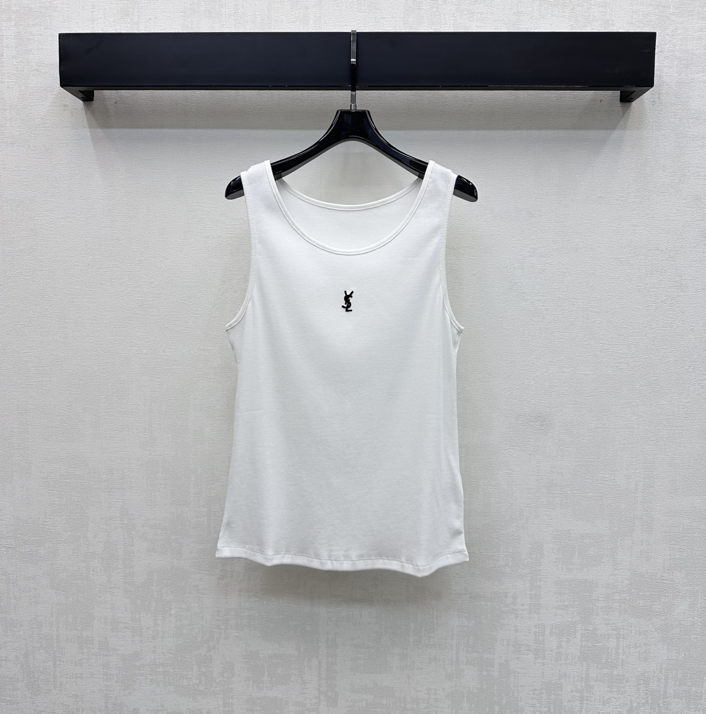 NO:802820,Ysl/Saint Laurent*2026 new arrivals letter embroidered vest customized YB imported twill cotton material Comfortable, stretchy and easy to wear Delicate vertical pit stripe texture design throughout the body Adds layering to the look The iconic letter embroidered logo decoration in the center of the chest Highlights the brand tone Highlights the sense of high-end dressing Let simple styles be worn with exquisite personality Surface and accessories development Regular round neck vest style tailoring Shows relaxed, luxurious and fashionable temperament The first choice for single wear and layering in all seasons  High version 3 colors,,saint laurent,saint laurent,19860909Ysl / Saint Laurent*2026新品上架字母刺绣背心定制YB进口斜纹棉纶材质 舒适弹力好穿 通体细腻竖坑条纹肌理设计 增添造型层次感 胸前居中点缀标志性字母刺绣徽标装饰 彰显品牌调性 凸显穿搭高级感 让简单款式穿出个性精致 面辅料开发 常规圆领背心版型剪裁 尽显松弛轻奢时髦气质 四季单穿叠穿首选 高版本3色,,saint laurent,saint laurent,,Women's clothing