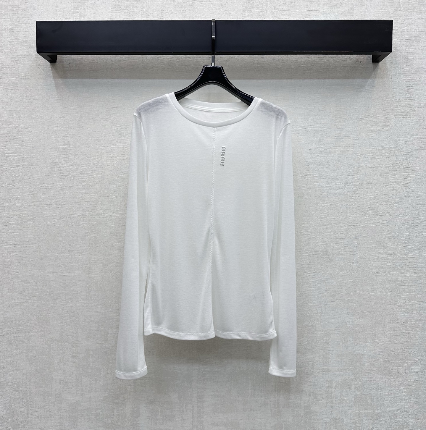 NO:802819,Miumi*2026 new product launch round neck long-sleeved bottoming shirt customized YB imported rayon material soft and skin-friendly, comfortable and not easy to wrinkle. It is still designed with thin mask fabric to add layering to the shape. The iconic letter logo decoration on the chest highlights the brand tone and creates an elite and high-intellectual sense. Development of surface accessories. Slim-fitting long-sleeved top style tailoring. Casual matching for daily commuting and appointments. High-end fashion. High version 3 colors,,miumiu,19860909Miumi*2026新品上架圆领长袖打底衫定制YB进口人棉材质 柔软亲肤 舒适不易皱 沿用轻薄面膜衣面料设计 增添造型层次感 胸前点缀标志性字母徽标装饰 彰显品牌调性 打造精英高智感 面辅料开发 修身长袖上衣版型剪裁 日常通勤约会随意搭配穿搭高级时髦 高版本3色,,miumiu,,Women's clothing