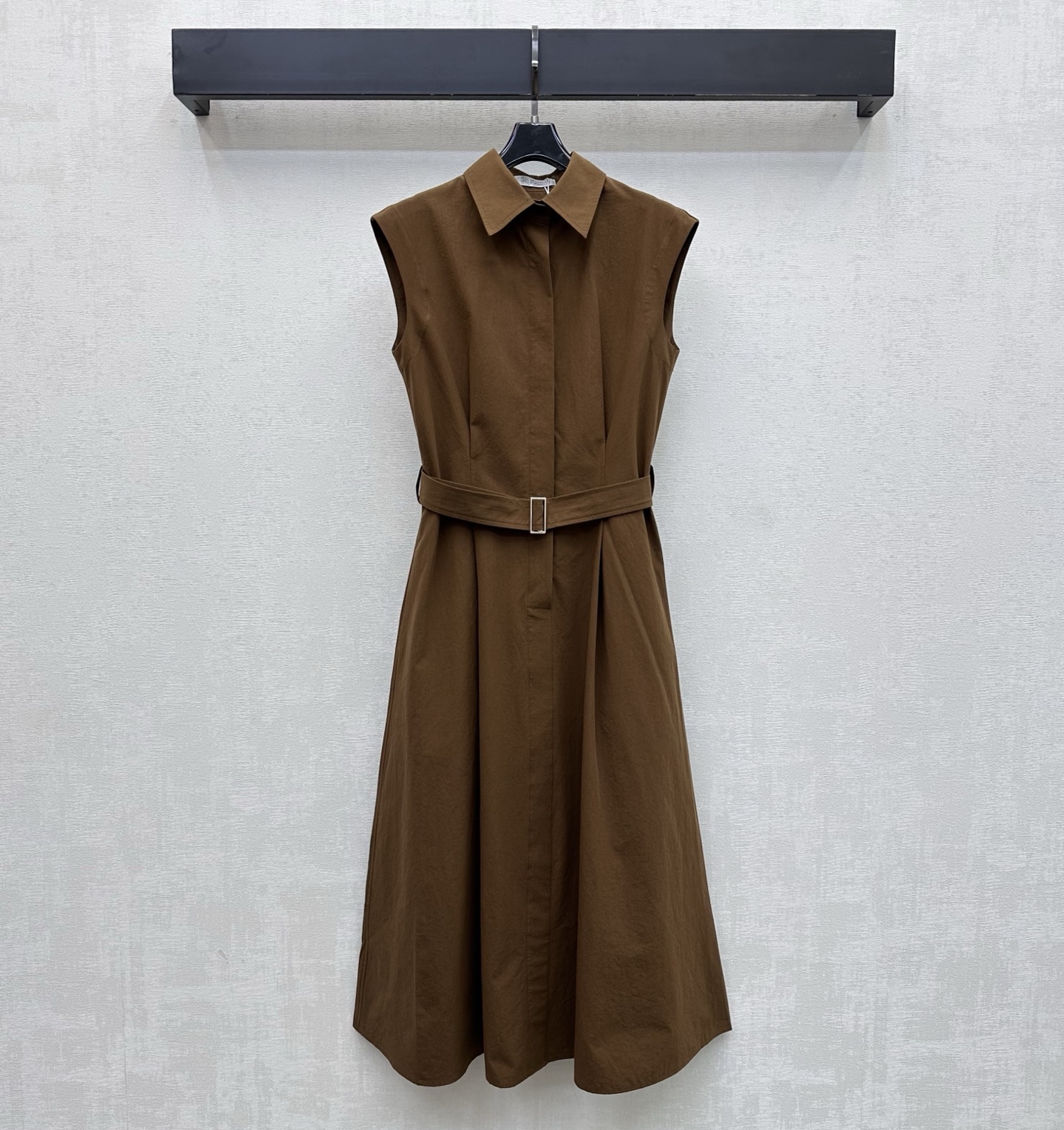 NO:802840,BC*2026 New Product Belt Vest Skirt Customized YB Imported Twill Cotton Material No-iron Process Not Easy to Wrinkle The Body Is Pure Khaki Brown Used with a Half-Flat Placket Hidden Button Adjustment Design to Add a Layer to the Style This Perforated Belt Outlines a Slim Waist Line Proportion Highlighting the Brand’s Tonality Can Be Adjusted According to the Dressing Full Texture of Ready-made Clothes Development of Surface Accessories Lapel Shirt Skirt Tailor Tailored Suitable for Daily OLs Wear It to Demonstrate a Refreshing, Clean and Neat Style Versatile for All Seasons  High version,,skirts,19860909BC*2026新品上架腰带背心裙定制YB进口斜纹棉纶材质 免烫工艺 不易起皱 大身沿用纯卡其棕色系 配合半开襟隐藏纽扣调节设计 增添造型层次感 本布穿孔腰带勾勒修身腰线线条比例 彰显品牌调性 可根据穿搭调整 成衣质感十足 面辅料开发 翻领衬衣裙版型剪裁 日常OL都可驾驭 穿搭演绎清爽干净整洁的风格 四季百搭 高版本,,skirts,,Women's clothing