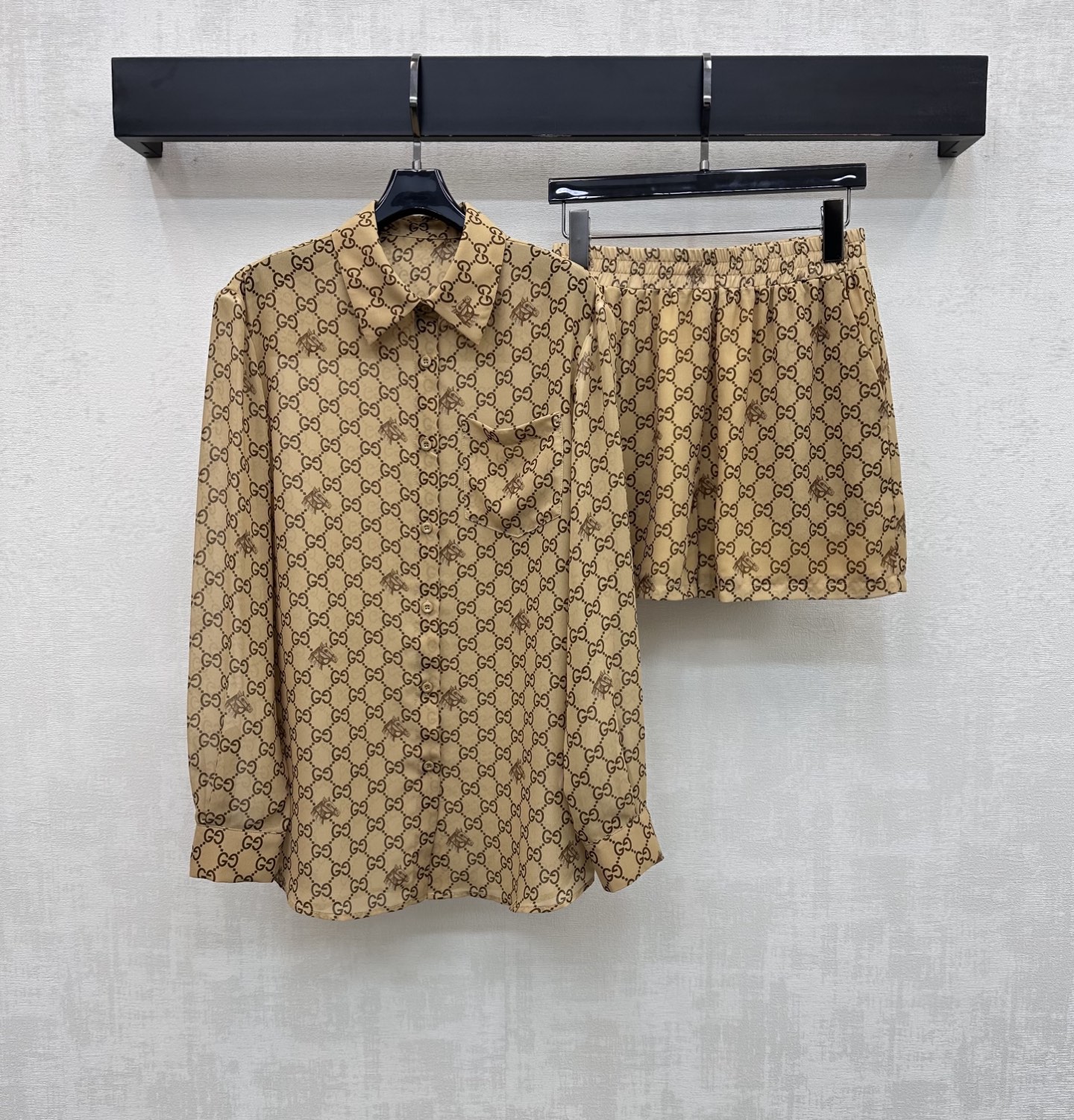 NO:802836,Gucc*2026 new arrival printed gauze shirt shorts suit customized YB imported light sheer material Breathable, comfortable and delicate The iconic double G letter logo pattern elements are printed all over the body to highlight the brand tone The placket button adjustment is matched with the single-side pocket decoration on the chest to add a sense of layering to the look Development of surface accessories Lapel long-sleeved shirt elastic shorts cut Outstanding and fashionable outfit for commuting and vacation High version, gucci, shorts, shirts,19860909Gucc*2026新品上架印花薄纱衬衣短裤套装定制YB进口轻薄透纱材质 透气舒适细腻 通体满印标志性双G字母徽标图案元素 彰显品牌调性 开襟纽扣调节配合胸前单侧口袋装饰 增添造型层次感 面辅料开发 翻领长袖衬衫松紧短裤剪裁 通勤度假成套穿搭出彩时髦  高版本,,gucci,shorts,shirts,,Women's clothing