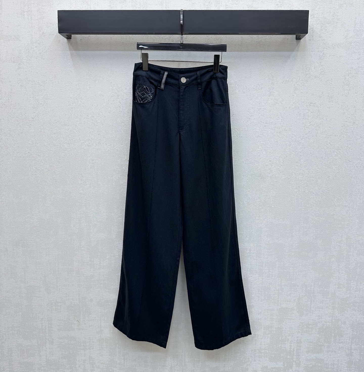 NO:805328,Loew*2026 new product launch logo thin denim trousers customized YB imported Tencel cotton material Multiple washing process Not easy to fade and dye Symmetrical pocket design smooth and neat lines Add layering to the look Iconic embroidered logo embellished with single side pocket decoration Highlights brand tone Development of surface accessories High-waisted buttoned straight trousers cut Casual matching with high street fashion style High version 2 colors,,loewe,19860909Loew*2026新品上架徽标薄款牛仔长裤定制YB进口天丝棉材质 多重水洗工艺 不易脱色染色 对称口袋设计线条流畅利落 增添造型层次感 标志性刺绣徽标点缀单侧口袋装饰 彰显品牌调性 面辅料开发 高腰系扣直筒长裤剪裁 随意搭配穿搭高街时髦风格 高版本2色,,loewe,,Women's clothing