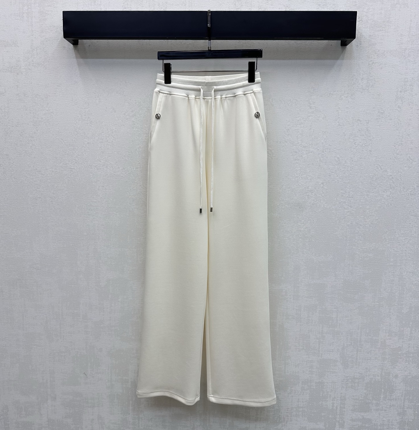 NO:806506,Herme*2026 new arrival drawstring logo straight trousers customized YB imported twill cotton material Comfortable and breathable High drape Use the drawstring adjustment design to add layering to the look Symmetrical pockets embellished with metal logo decoration Highlight the brand tone Development of surface accessories High-waisted straight trousers cut to accommodate the figure and make the outfit fashionable and stylish Essential item for all seasons High version 2 colors,, hermes,19860909Herme*2026新品上架抽绳徽标直筒长裤定制YB进口斜纹棉材质 舒适透气 垂感十足 沿用抽绳调节设计 增添造型层次感 对称口袋点缀金属徽标装饰 彰显品牌调性 面辅料开发 高腰直筒长裤版型剪裁 包容身材让穿搭时髦洋气 四季必备单品 高版本2色,,hermes,,Women's clothing