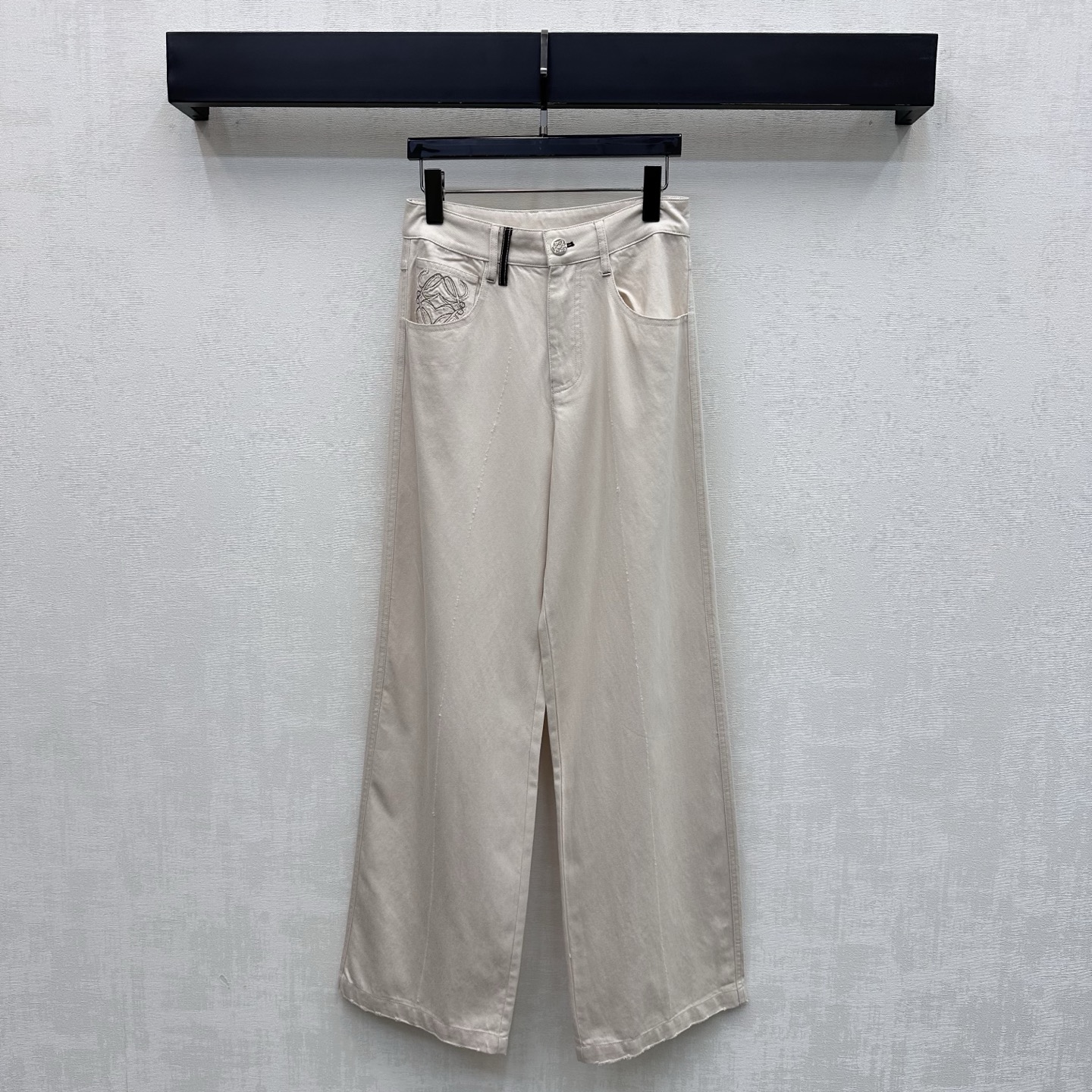 NO:805332,Loew*2026 new product launch logo thin denim trousers customized YB imported Tencel cotton material Multiple washing process Not easy to fade and dye Symmetrical pocket design smooth and neat lines Add layering to the look Iconic embroidered logo embellished with single side pocket decoration Highlights brand tone Development of surface accessories High-waisted buttoned straight trousers cut Casual matching with high street fashion style High version 2 colors,,loewe,19860909Loew*2026新品上架徽标薄款牛仔长裤定制YB进口天丝棉材质 多重水洗工艺 不易脱色染色 对称口袋设计线条流畅利落 增添造型层次感 标志性刺绣徽标点缀单侧口袋装饰 彰显品牌调性 面辅料开发 高腰系扣直筒长裤剪裁 随意搭配穿搭高街时髦风格 高版本2色,,loewe,,Women's clothing