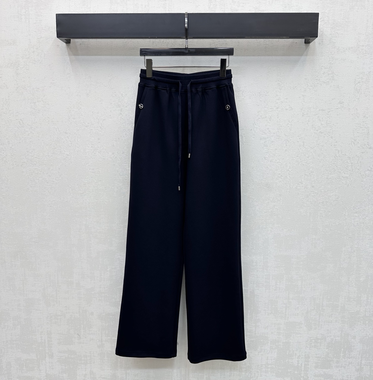NO:806512,Herme*2026 new arrival drawstring logo straight trousers customized YB imported twill cotton material Comfortable and breathable High drape Use the drawstring adjustment design to add layering to the look Symmetrical pockets embellished with metal logo decoration Highlight the brand tone Development of surface accessories High-waisted straight trousers cut to accommodate the figure and make the outfit fashionable and stylish Essential item for all seasons High version 2 colors,, hermes,19860909Herme*2026新品上架抽绳徽标直筒长裤定制YB进口斜纹棉材质 舒适透气 垂感十足 沿用抽绳调节设计 增添造型层次感 对称口袋点缀金属徽标装饰 彰显品牌调性 面辅料开发 高腰直筒长裤版型剪裁 包容身材让穿搭时髦洋气 四季必备单品 高版本2色,,hermes,,Women's clothing