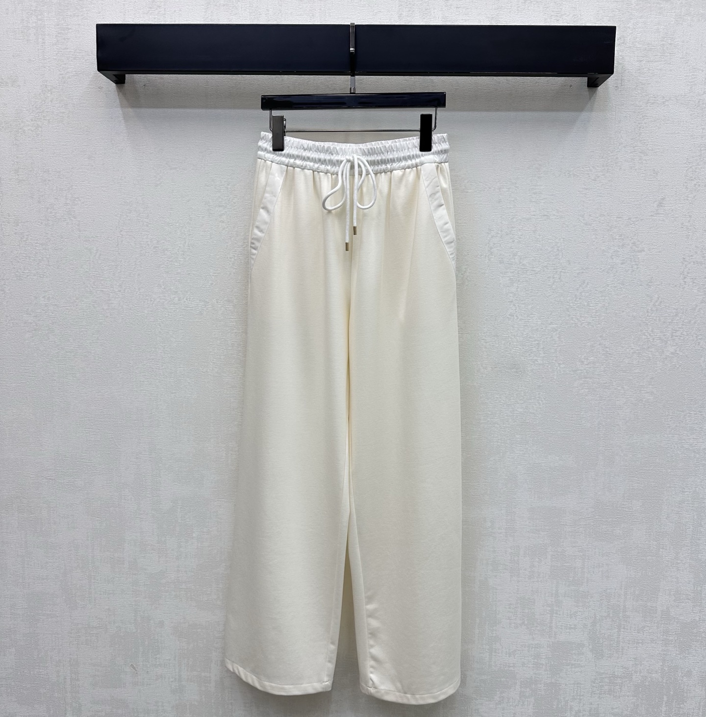 NO:802813,Louis Vuitto*2026 new arrivals jacquard splicing straight trousers customized YB imported cotton jacquard material stiff, comfortable and stylish large solid color splicing waistband iconic four-leaf clover letter jacquard logo elements echo the same details of the pockets to highlight the brand tonality Symmetric pocket pocket design adds layering to the look Developed surface accessories Drawstring straight trousers cut casually matched with high-end fashion High version 2 colors, Louis Vuitton,19860909Louis Vuitto*2026新品上架提花拼接直筒长裤定制YB进口棉纶提花材质 挺括舒适有型 大身素色拼接腰头标志性四叶草字母提花徽标元素 呼应口袋同样细节装饰 彰显品牌调性 对称插兜口袋版型设计 增添造型层次感 面辅料开发 抽绳直筒长裤剪裁 随意搭配穿搭高级时髦 高版本2色,,louis vuitton,,Women's clothing