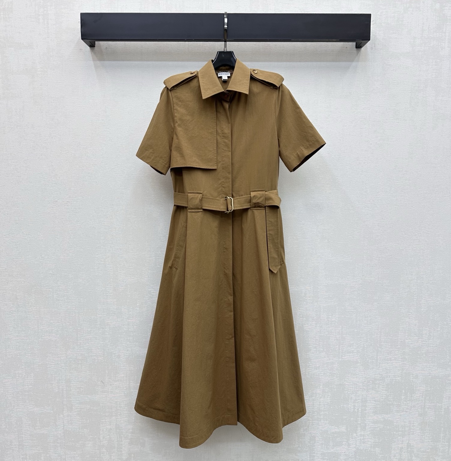 NO:803422,Bur BBR*2026 New Arrival Lapel Belt Dress Customized YB Imported Cotton Material High Quality Comfortable and Stylish Use the Hidden Placket Button Adjustment Design Use the Perforated Fabric Belt at the Waist to Tighten and Modify to Perfectly Fit the Body Curves Effectively Divide Proportions to Show More Design and Advanced Style Highlight the Brand Tonality One side of the chest is decorated with shawl collar splicing to add layering to the look. Development of surface accessories Lapel short-sleeved dress tailoring A high-intelligence and versatile item  The first choice for elegant British style outfits, high version 2 colors, burberry, skirts, T-shirt, shawls,19860909Bur BBR*2026新品上架翻领腰带连衣裙定制YB进口全棉材质 质感上乘 舒适有型 沿用隐藏式开襟纽扣调节设计 配合腰间穿孔本布腰带收紧修饰完美贴合人体曲线 有效划分比例 更显设计感和格调高级 彰显品牌调性 单侧前胸以披肩领拼接装饰 增添造型层次感 面辅料开发 翻领短袖连衣裙剪裁 一款高智感百搭单品 气质英伦风穿搭首选  高版本2色,,burberry,skirts,T-shirt,shawls,,Women's clothing