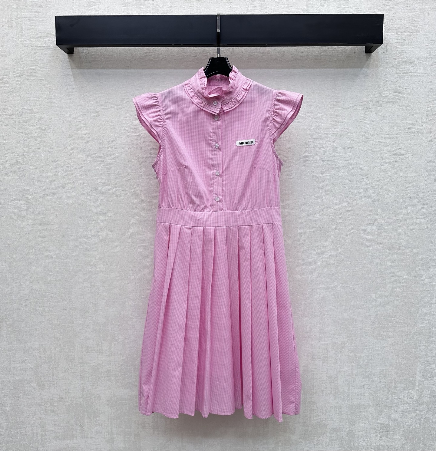 NO:803424,Miumi*2026 new products are on the shelves. The ruffled lace plaid sundress is made of imported YB cotton. It is soft and comfortable. Delicate plaid elements throughout the body. Half-button adjustment and double-layer pleated lace splicing and tailoring design on the collar. It adds a sense of layering to the look. The iconic letter logo decoration on the chest highlights the brand tone. Presents the exclusive and well-behaved college style of the Miumi series. Development of surface accessories. Stand-up collar flying sleeve tank top tailoring. Commuting and dating wear to reduce age.  High version 2 colors,,miumiu,skirts,19860909Miumi*2026新品上架荷叶花边格纹背心裙定制YB进口全棉材质 柔软舒适 通体细腻格纹元素 半开襟纽扣调节配合领边双层褶皱花边拼接裁剪设计 增添造型层次感 胸前点缀标志性字母徽标装饰 彰显品牌调性 呈现缪系专属乖巧学院风格 面辅料开发 立领飞袖背心裙剪裁 通勤约会穿搭减龄青春  高版本2色,,miumiu,skirts,,Women's clothing