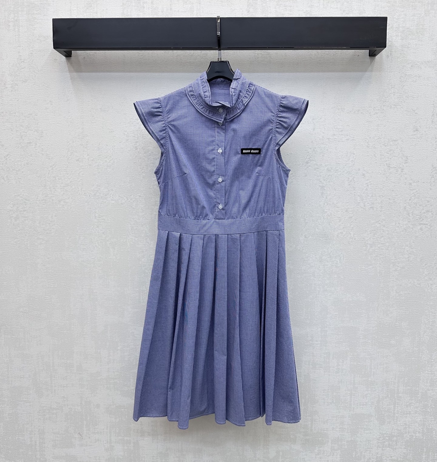 NO:803428,Miumi*2026 new products are on the shelves. The ruffled lace plaid sundress is made of imported YB cotton. It is soft and comfortable. Delicate plaid elements throughout the body. Half-button adjustment and double-layer pleated lace splicing and tailoring design on the collar. It adds a sense of layering to the look. The iconic letter logo decoration on the chest highlights the brand tone. Presents the exclusive and well-behaved college style of the Miumi series. Development of surface accessories. Stand-up collar flying sleeve tank top tailoring. Commuting and dating wear to reduce age.  High version 2 colors,,miumiu,skirts,19860909Miumi*2026新品上架荷叶花边格纹背心裙定制YB进口全棉材质 柔软舒适 通体细腻格纹元素 半开襟纽扣调节配合领边双层褶皱花边拼接裁剪设计 增添造型层次感 胸前点缀标志性字母徽标装饰 彰显品牌调性 呈现缪系专属乖巧学院风格 面辅料开发 立领飞袖背心裙剪裁 通勤约会穿搭减龄青春  高版本2色,,miumiu,skirts,,Women's clothing