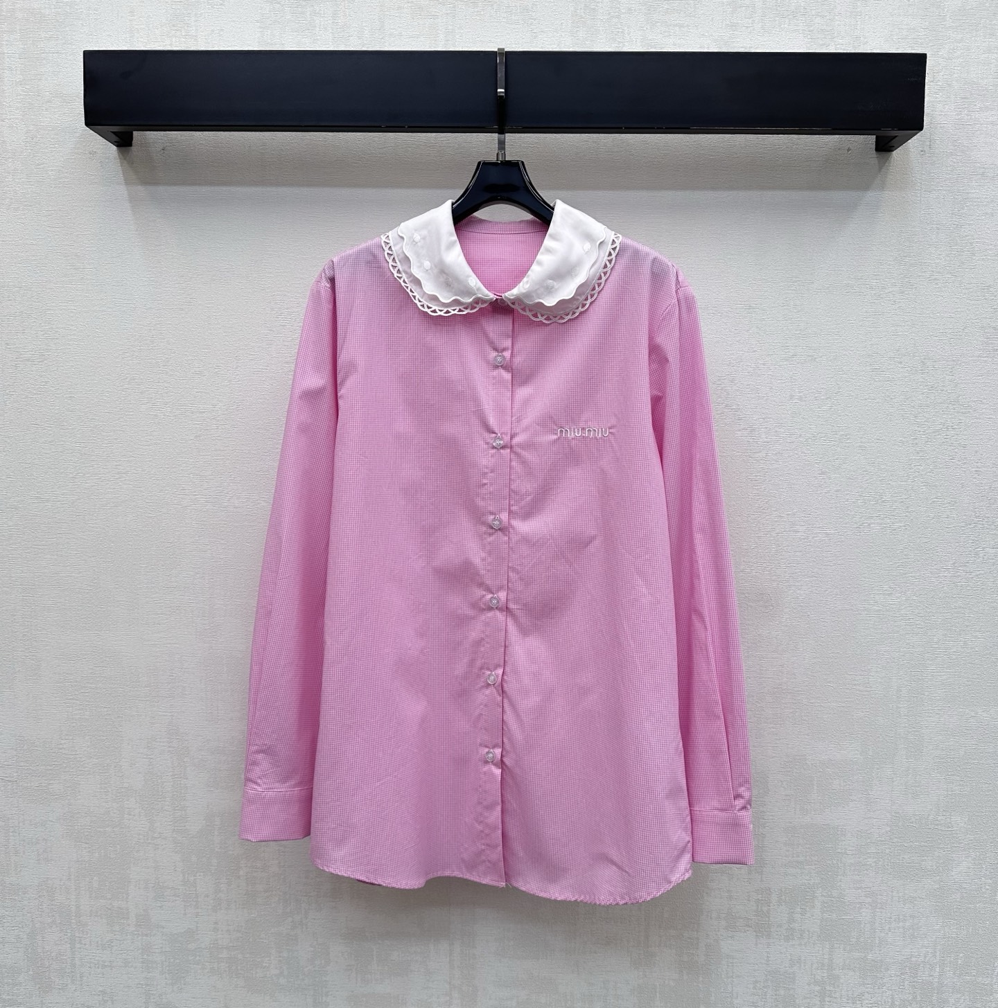 NO:803442,Miumi*2026 new product launch lace collar plaid shirt customized YB imported cotton material soft and comfortable with delicate plaid elements throughout the body combined with double-layer lace splicing design on the collar to add layering to the look. Iconic letter embroidery logo decoration on the chest highlights the brand's tone. Presenting Miumi's exclusive and well-behaved college style. Surface accessories development. Lapel long-sleeved shirt tailoring. Wear for commuting and dating to reduce age. High version 2 colors,,miumiu,shirts,19860909Miumi*2026新品上架花边领格纹衬衣定制YB进口全棉材质 柔软舒适 通体细腻格纹元素 配合领边双层蕾丝花边拼接设计 增添造型层次感 胸前点缀标志性字母刺绣徽标装饰 彰显品牌调性 呈现缪系专属乖巧学院风格 面辅料开发 翻领长袖衬衫剪裁 通勤约会穿搭减龄青春  高版本2色,,miumiu,shirts,,Women's clothing