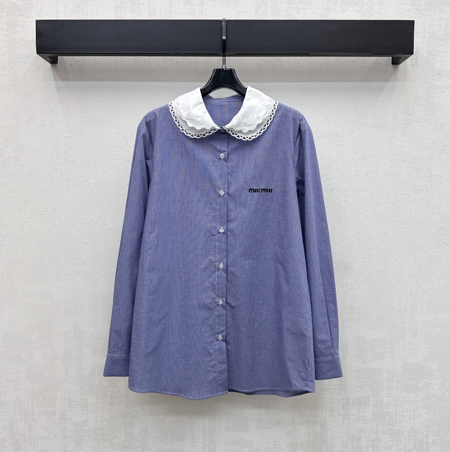 NO:803448,Miumi*2026 new product launch lace collar plaid shirt customized YB imported cotton material soft and comfortable with delicate plaid elements throughout the body combined with double-layer lace splicing design on the collar to add layering to the look. Iconic letter embroidery logo decoration on the chest highlights the brand's tone. Presenting Miumi's exclusive and well-behaved college style. Surface accessories development. Lapel long-sleeved shirt tailoring. Wear for commuting and dating to reduce age. High version 2 colors,,miumiu,shirts,19860909Miumi*2026新品上架花边领格纹衬衣定制YB进口全棉材质 柔软舒适 通体细腻格纹元素 配合领边双层蕾丝花边拼接设计 增添造型层次感 胸前点缀标志性字母刺绣徽标装饰 彰显品牌调性 呈现缪系专属乖巧学院风格 面辅料开发 翻领长袖衬衫剪裁 通勤约会穿搭减龄青春  高版本2色,,miumiu,shirts,,Women's clothing