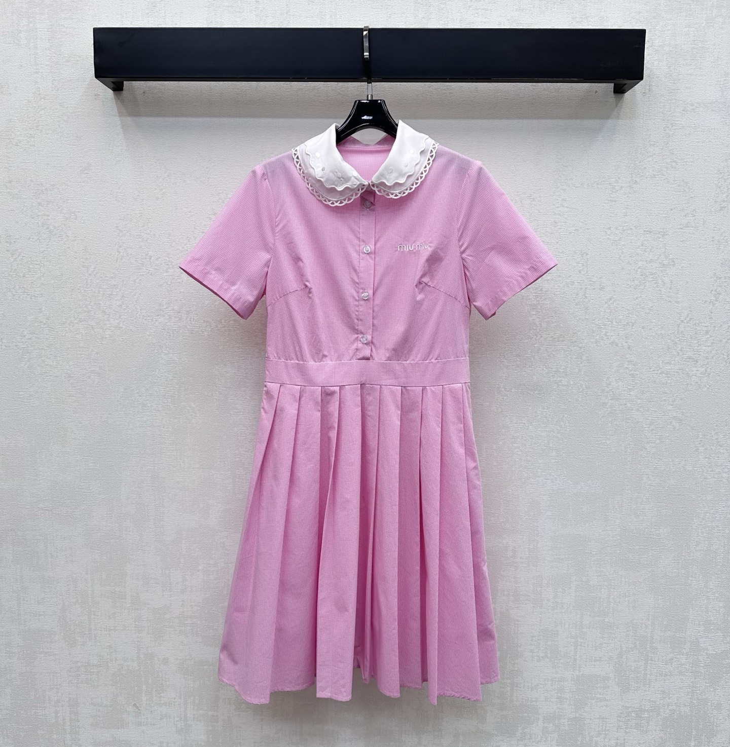 NO:803432,Miumi*2026 new products are on the shelves. Lace collar plaid shirt dress is made of YB imported cotton. Soft and comfortable. Delicate plaid elements all over. Half placket button adjustment and double-layer lace splicing design on the collar to add layering to the look. Iconic letter embroidery logo decoration on the chest highlights the brand tone. Presenting Miumi's exclusive and well-behaved college style. Surface accessories development. Lapel short-sleeved dress tailoring. Commuting and dating wear to reduce age.  High version 2 colors,,miumiu,skirts,T-shirt,19860909Miumi*2026新品上架花边领格纹衬衣裙定制YB进口全棉材质 柔软舒适 通体细腻格纹元素 半开襟纽扣调节配合领边双层蕾丝花边拼接设计 增添造型层次感 胸前点缀标志性字母刺绣徽标装饰 彰显品牌调性 呈现缪系专属乖巧学院风格 面辅料开发 翻领短袖连衣裙剪裁 通勤约会穿搭减龄青春  高版本2色,,miumiu,skirts,T-shirt,,Women's clothing