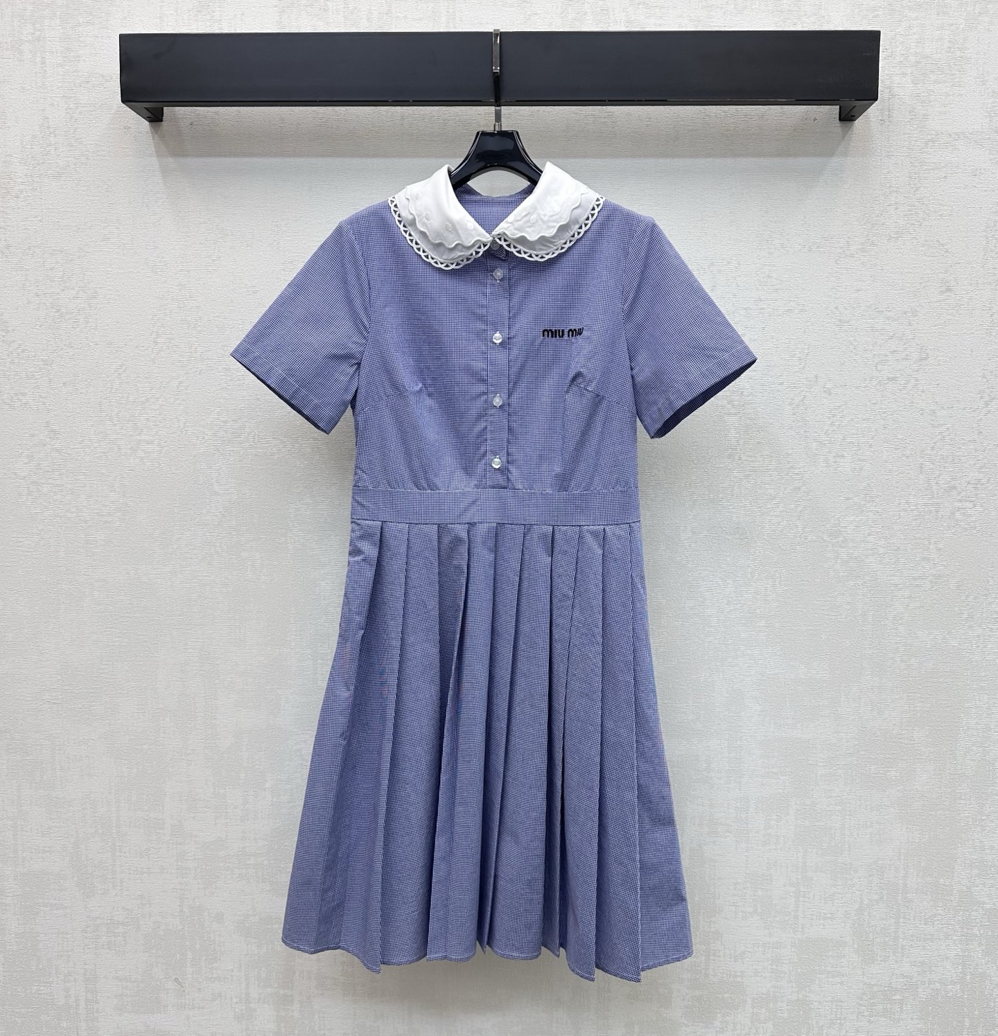 NO:803436,Miumi*2026 new products are on the shelves. Lace collar plaid shirt dress is made of YB imported cotton. Soft and comfortable. Delicate plaid elements all over. Half placket button adjustment and double-layer lace splicing design on the collar to add layering to the look. Iconic letter embroidery logo decoration on the chest highlights the brand tone. Presenting Miumi's exclusive and well-behaved college style. Surface accessories development. Lapel short-sleeved dress tailoring. Commuting and dating wear to reduce age.  High version 2 colors,,miumiu,skirts,T-shirt,19860909Miumi*2026新品上架花边领格纹衬衣裙定制YB进口全棉材质 柔软舒适 通体细腻格纹元素 半开襟纽扣调节配合领边双层蕾丝花边拼接设计 增添造型层次感 胸前点缀标志性字母刺绣徽标装饰 彰显品牌调性 呈现缪系专属乖巧学院风格 面辅料开发 翻领短袖连衣裙剪裁 通勤约会穿搭减龄青春  高版本2色,,miumiu,skirts,T-shirt,,Women's clothing