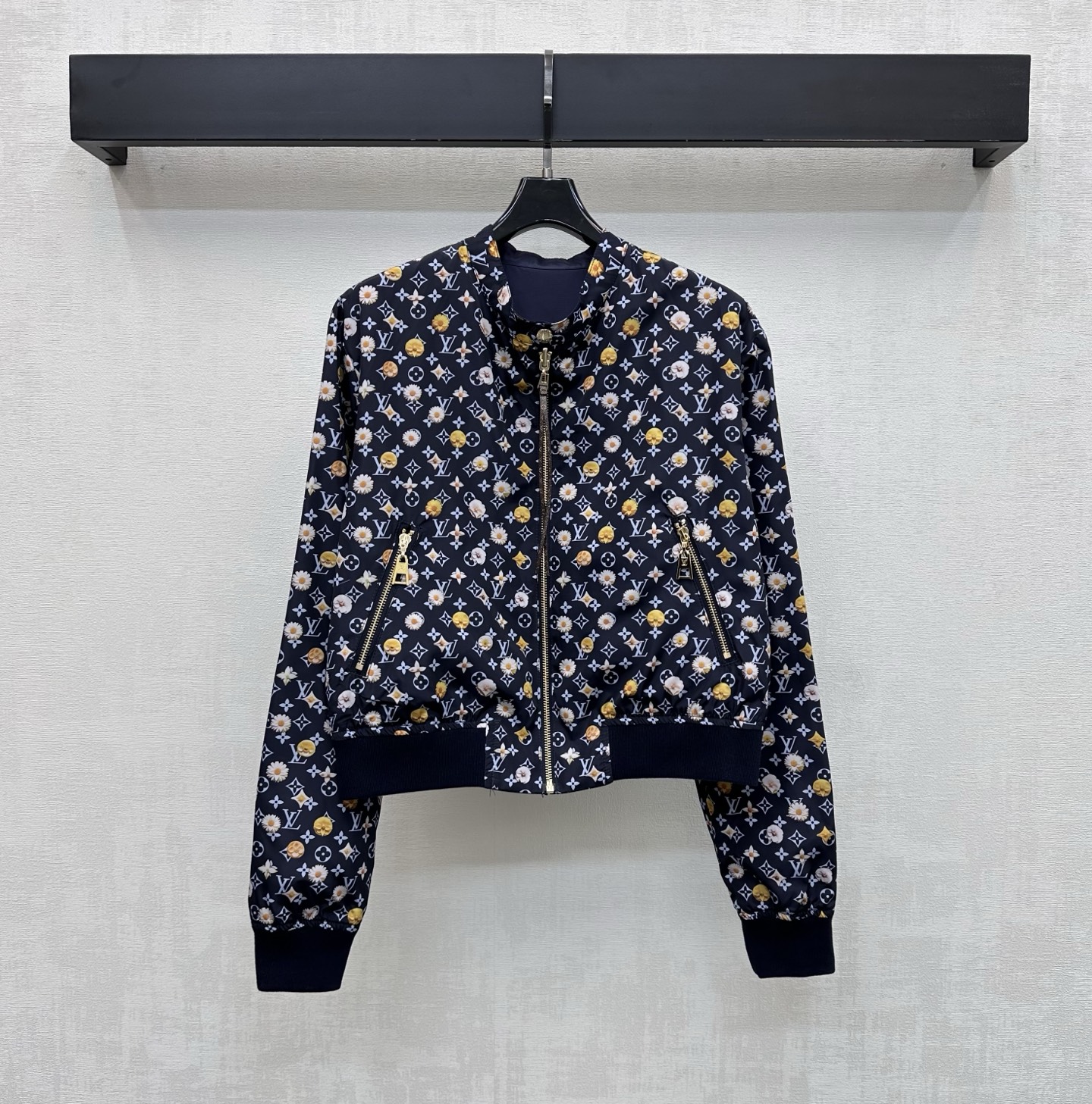 NO:803460,Louis Vuitto*2026 new products are on the shelves. The double-sided jacket is made of YB imported nylon material. It is breathable and comfortable and full of texture. It follows the reversible version design. One side is covered with a four-leaf clover letter print pattern. One side is decorated with a solid color cloth label doll decoration on the chest to highlight the brand tone. It is equipped with a classic zipper and leather buckle adjustment process. The hem of the cuffs is tightened with contrasting threads to add layering to the look. It fully reflects the relaxation and fashion charm of the outfit. Development of surface accessories  Stand collar jacket tailoring, casual and fashionable, high version 2 colors,,louis vuitton,jackets & coats,jackets & coats,19860909Louis Vuitto*2026新品上架 双面夹克外套定制YB进口尼龙材质 透气舒适 质感十足 沿用两面穿版型设计 一面满铺四叶草字母印花图案 一面纯色点缀胸前布标玩偶装饰 彰显品牌调性 搭配经典拉链皮扣调节处理 袖口下摆撞色螺纹弹力收紧 增添造型层次感 充分体现穿搭松弛与时尚魅力 面辅料开发 立领夹克外套剪裁 随意外搭出彩时髦 高版本2色,,louis vuitton,jackets & coats,jackets & coats,,Women's clothing