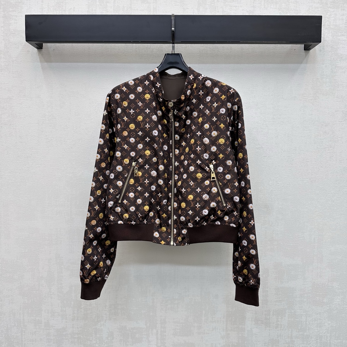 NO:803437,Louis Vuitto*2026 new products are on the shelves. The double-sided jacket is made of YB imported nylon material. It is breathable and comfortable and full of texture. It follows the reversible version design. One side is covered with a four-leaf clover letter print pattern. One side is decorated with a solid color cloth label doll decoration on the chest to highlight the brand tone. It is equipped with a classic zipper and leather buckle adjustment process. The hem of the cuffs is tightened with contrasting threads to add layering to the look. It fully reflects the relaxation and fashion charm of the outfit. Development of surface accessories  Stand collar jacket tailoring, casual and fashionable, high version 2 colors,,louis vuitton,jackets & coats,jackets & coats,19860909Louis Vuitto*2026新品上架 双面夹克外套定制YB进口尼龙材质 透气舒适 质感十足 沿用两面穿版型设计 一面满铺四叶草字母印花图案 一面纯色点缀胸前布标玩偶装饰 彰显品牌调性 搭配经典拉链皮扣调节处理 袖口下摆撞色螺纹弹力收紧 增添造型层次感 充分体现穿搭松弛与时尚魅力 面辅料开发 立领夹克外套剪裁 随意外搭出彩时髦 高版本2色,,louis vuitton,jackets & coats,jackets & coats,,Women's clothing
