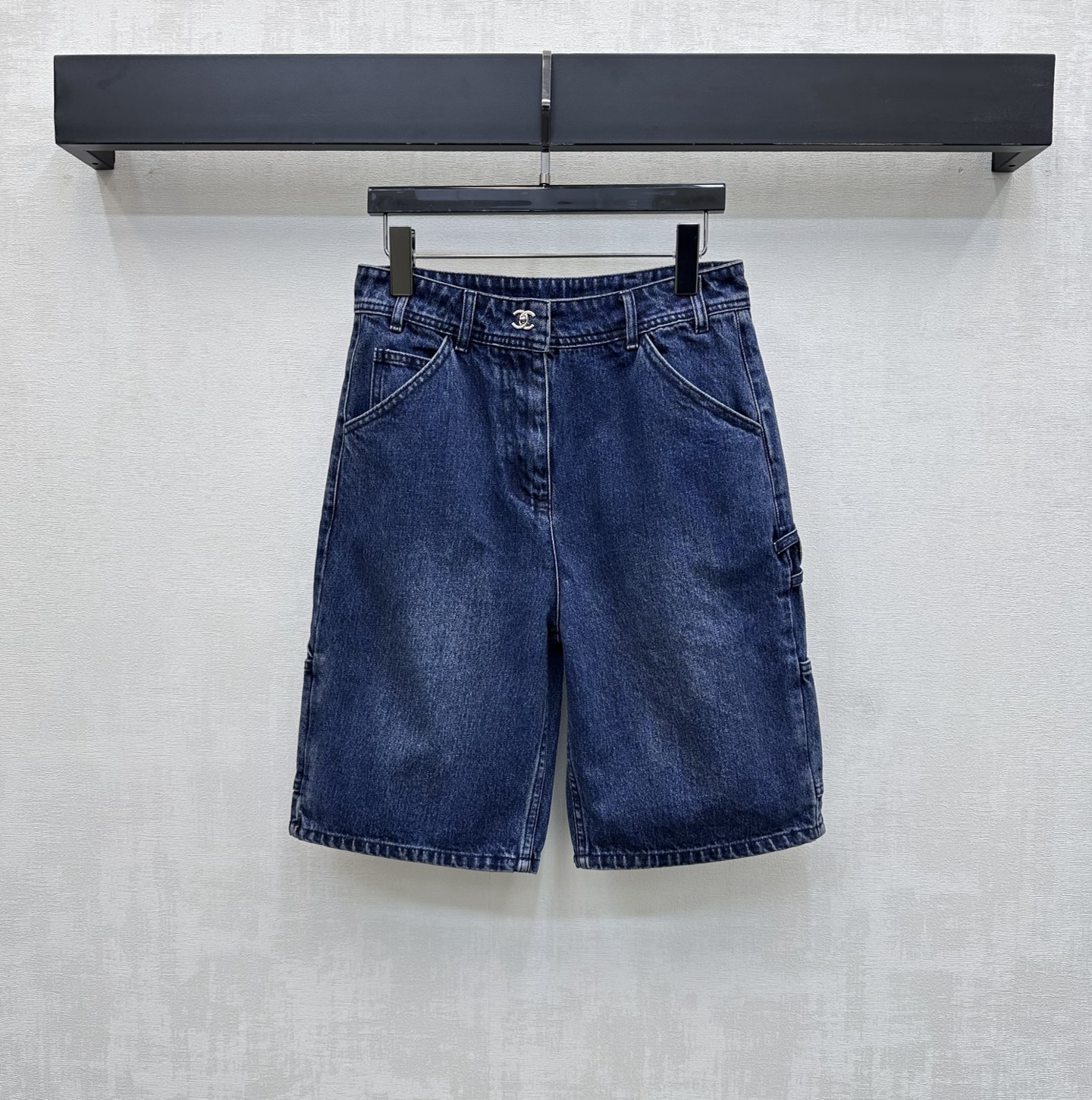 NO:803461,Chane*2026 new product launch embroidered denim mid-trousers customized YB imported twill cotton denim material Multiple washing process presents a crisp and stylish texture Symmetrical pocket design with smooth and neat lines Adds a layered look Iconic metal letter logo school bag buckle adjustment decoration Echoes the double C cloth label cutting decoration on the pocket Highlights the brand tone Development of surface accessories High-waisted buttoned five-quarter trousers cut Can be matched with shirts from the same series Wear as a complete set with high street fashion style High version 2 colors 36  38 40,,chanel,19860909Chane*2026新品上架绣花牛仔中裤定制YB进口斜纹全棉牛仔材质 多重水洗工艺 呈现挺括有型质感 对称口袋设计线条流畅利落 增添造型层次感 标志性金属字母徽标书包扣调节装饰 呼应口袋处双C布标裁剪装饰 彰显品牌调性 面辅料开发 高腰系扣五分裤剪裁 可搭配同系列衬衣 成套穿搭高街时髦风格 高版本2色36 38 40,,chanel,,Women's clothing