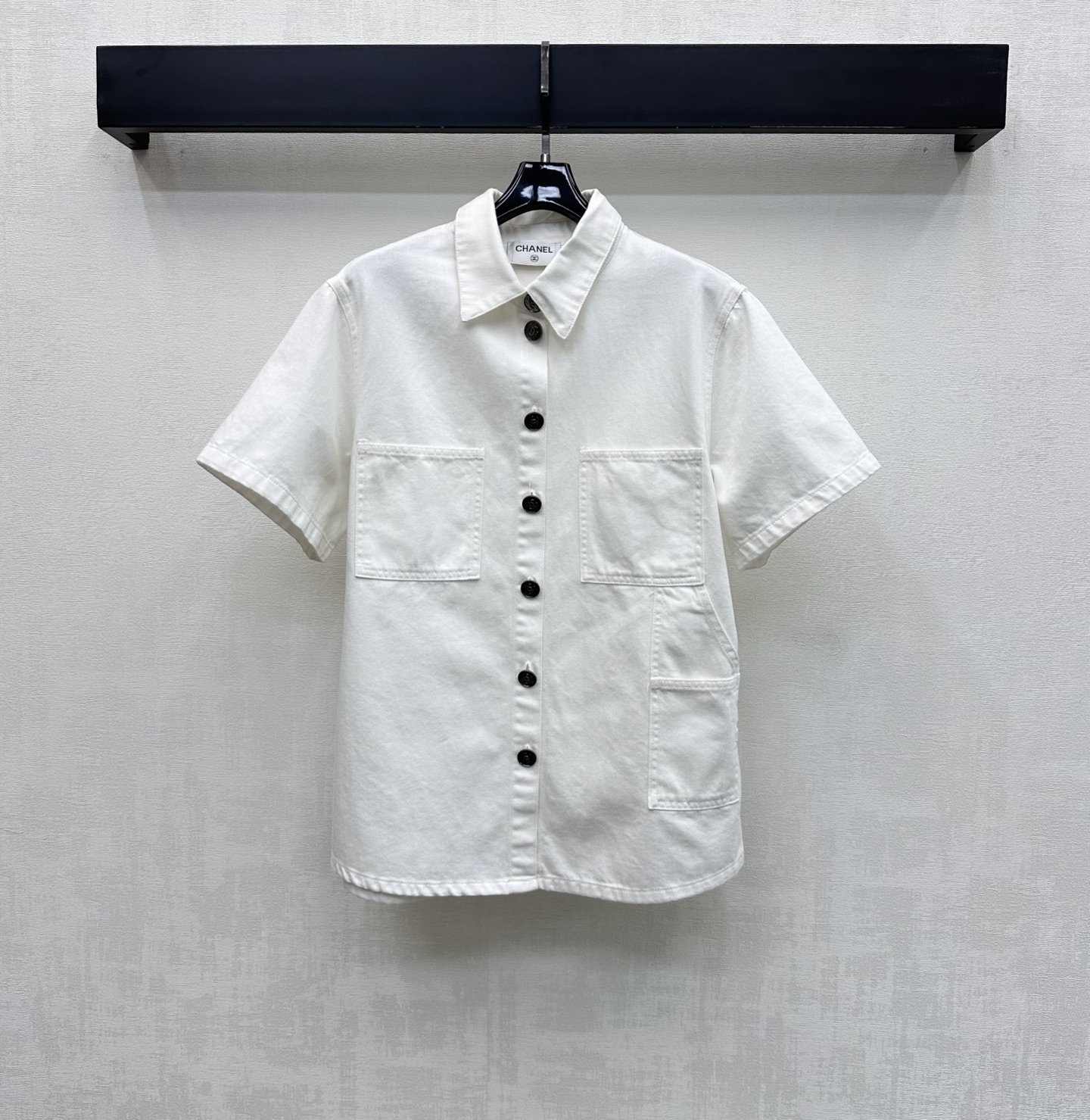 NO:803449,Chane*2026 new arrivals embroidered short-sleeved denim shirt, customized YB imported twill cotton denim material, multiple washing process, showing a crisp and stylish texture, irregular front pocket design, smooth, simple and neat lines, adding layering to the look, using the iconic metal double C letter engraved logo buttons to adjust the decoration, highlighting the brand tonality, surface accessories development, lapel short-sleeved shirt jacket tailoring, can be paired with the same series of trousers, complete set to wear high street fashion style, high version 2 colors  36 38 40,,chanel,jackets & coats,T-shirt,19860909Chane*2026新品上架绣花短袖牛仔衬衣定制YB进口斜纹全棉牛仔材质 多重水洗工艺 呈现挺括有型质感 前襟不规则口袋设计 线条流畅简约利落 增添造型层次感 沿用标志性金属双C字母刻印徽标纽扣调节装饰 彰显品牌调性 面辅料开发 翻领短袖衬衣外套剪裁 可搭配同系列中裤 成套穿搭高街时髦风格 高版本2色 36 38 40,,chanel,jackets & coats,T-shirt,,Women's clothing