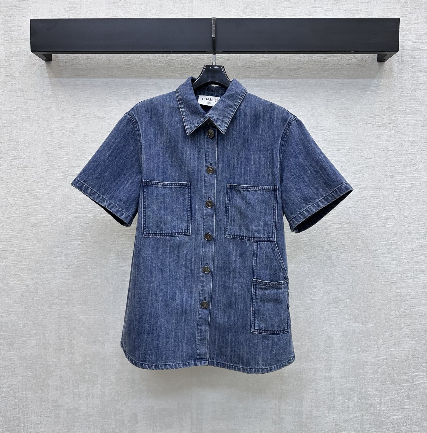 NO:803458,Chane*2026 new arrivals embroidered short-sleeved denim shirt, customized YB imported twill cotton denim material, multiple washing process, showing a crisp and stylish texture, irregular front pocket design, smooth, simple and neat lines, adding layering to the look, using the iconic metal double C letter engraved logo buttons to adjust the decoration, highlighting the brand tonality, surface accessories development, lapel short-sleeved shirt jacket tailoring, can be paired with the same series of trousers, complete set to wear high street fashion style, high version 2 colors  36 38 40,,chanel,jackets & coats,T-shirt,19860909Chane*2026新品上架绣花短袖牛仔衬衣定制YB进口斜纹全棉牛仔材质 多重水洗工艺 呈现挺括有型质感 前襟不规则口袋设计 线条流畅简约利落 增添造型层次感 沿用标志性金属双C字母刻印徽标纽扣调节装饰 彰显品牌调性 面辅料开发 翻领短袖衬衣外套剪裁 可搭配同系列中裤 成套穿搭高街时髦风格 高版本2色 36 38 40,,chanel,jackets & coats,T-shirt,,Women's clothing