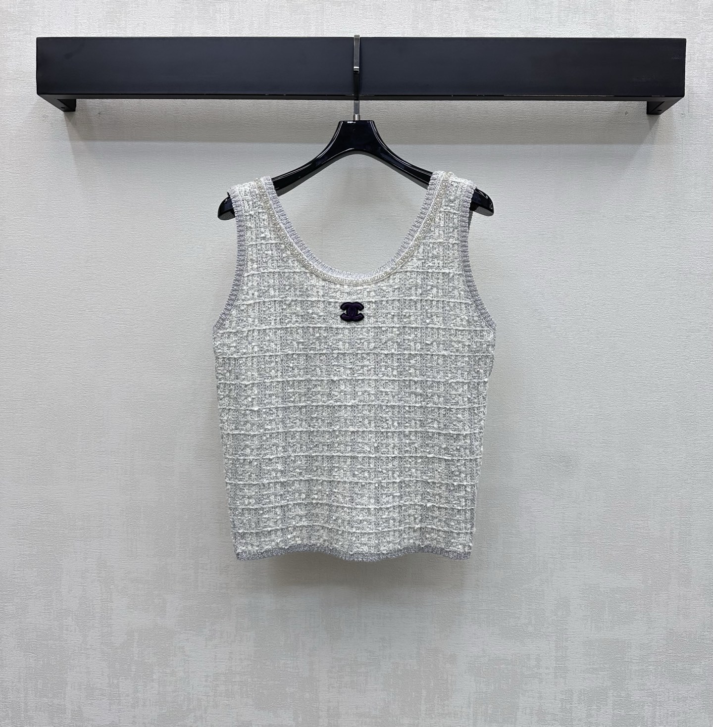 NO:803420,Chane*2026 new product launch beaded knitted vest customized YB imported cotton material, high-end texture, relaxed wear, woven plaid contrasting texture throughout the body and heavy beading craft design on the neckline to add layering to the look. The iconic double C letter logo decoration is centered on the chest to highlight the brand tone. Surface accessories development. Round neck short vest version tailoring. Casual matching for daily commuting, simple and advanced. High version 2 colors 36 38 40,,chanel,19860909Chane*2026新品上架钉珠针织背心定制YB进口棉线材质 质感高级 穿搭松弛 通体沿用编织格纹撞色肌理配合领口重工钉珠工艺设计 增添造型层次感 胸前居中点缀标志性双C字母徽标装饰 彰显品牌调性 面辅料开发 圆领短款背心版型剪裁 日常通勤随意搭配穿搭简约高级  高版本2色36 38 40,,chanel,,Women's clothing