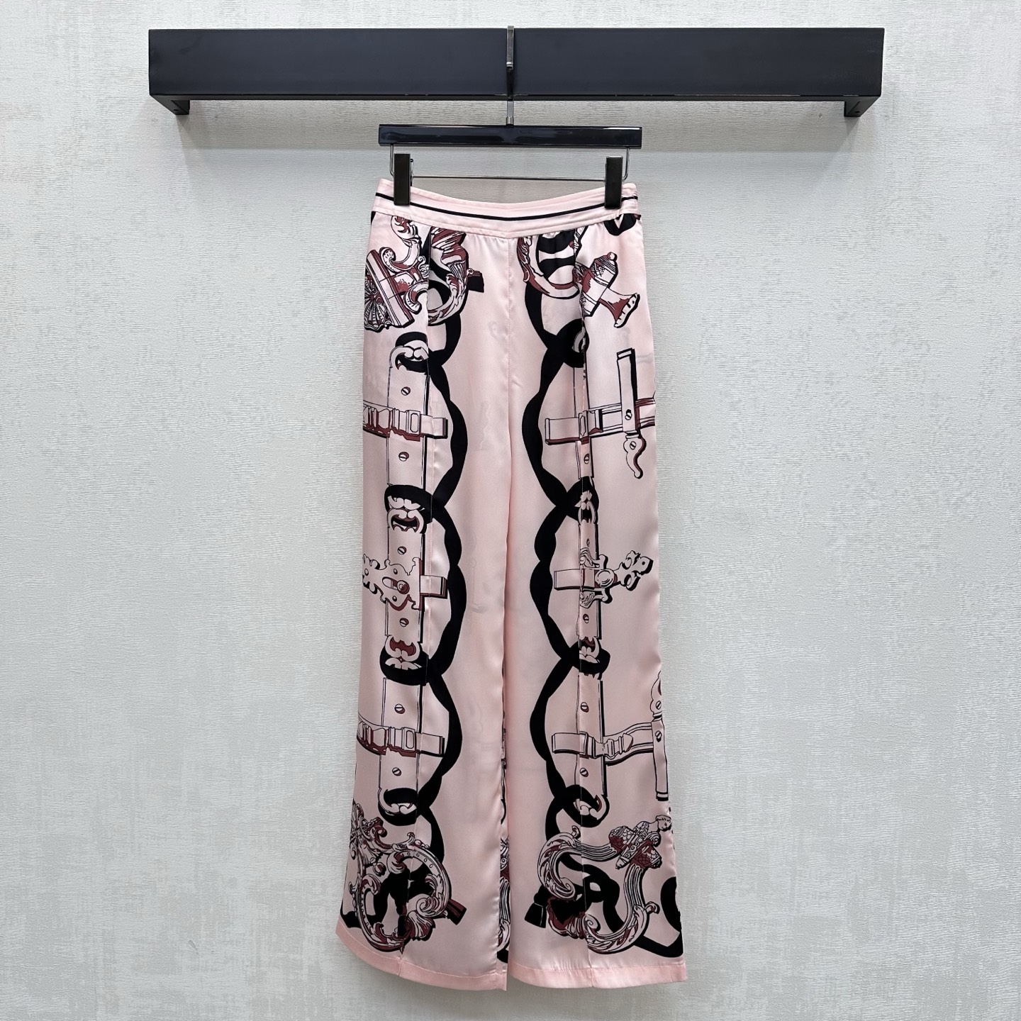 NO:803444,Herme*2026 new arrival silk printed straight trousers, customized YB imported 100% mulberry silk material, comfortable texture, vertical and breathable, artistic line printing pattern throughout, instantly lighting up the overall rich visual effect, highlighting the brand's tone, striped contrasting waistband design, webbing adjustment processing, adding layering to the look, surface accessories development, high-waisted straight trousers cut, can be matched with shirts from the same series, easily worn for daily outings or vacations, creating an elegant and relaxed atmosphere  High version-,,hermes,real silk,19860909Herme*2026新品上架真丝印花直筒长裤定制YB进口百分百桑蚕丝材质 质感舒适 垂顺透气 通体采用艺术感线条印花图案 瞬间点亮整体丰富视觉效果 彰显品牌调性 条纹撞色腰头设计织带调节处理 增添造型层次感 面辅料开发 高腰直筒长裤剪裁 可搭配同系列衬衣 日常出街还是度假成套穿搭轻松穿出优雅松弛氛围感  高版本-,,hermes,real silk,,Women's clothing