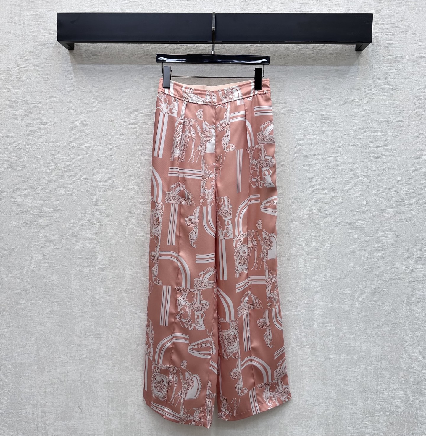 NO:803463,Herme*2026 new arrival silk printed straight trousers, customized YB imported 100% mulberry silk material, comfortable texture, vertical and breathable, artistic line printing pattern throughout, instantly lighting up the overall rich visual effect, highlighting the brand's tone, striped contrasting waistband design, webbing adjustment processing, adding layering to the look, surface accessories development, high-waisted straight trousers cut, can be matched with shirts from the same series, easily worn for daily outings or vacations, creating an elegant and relaxed atmosphere  High version-,,hermes,real silk,19860909Herme*2026新品上架真丝印花直筒长裤定制YB进口百分百桑蚕丝材质 质感舒适 垂顺透气 通体采用艺术感线条印花图案 瞬间点亮整体丰富视觉效果 彰显品牌调性 条纹撞色腰头设计织带调节处理 增添造型层次感 面辅料开发 高腰直筒长裤剪裁 可搭配同系列衬衣 日常出街还是度假成套穿搭轻松穿出优雅松弛氛围感  高版本-,,hermes,real silk,,Women's clothing